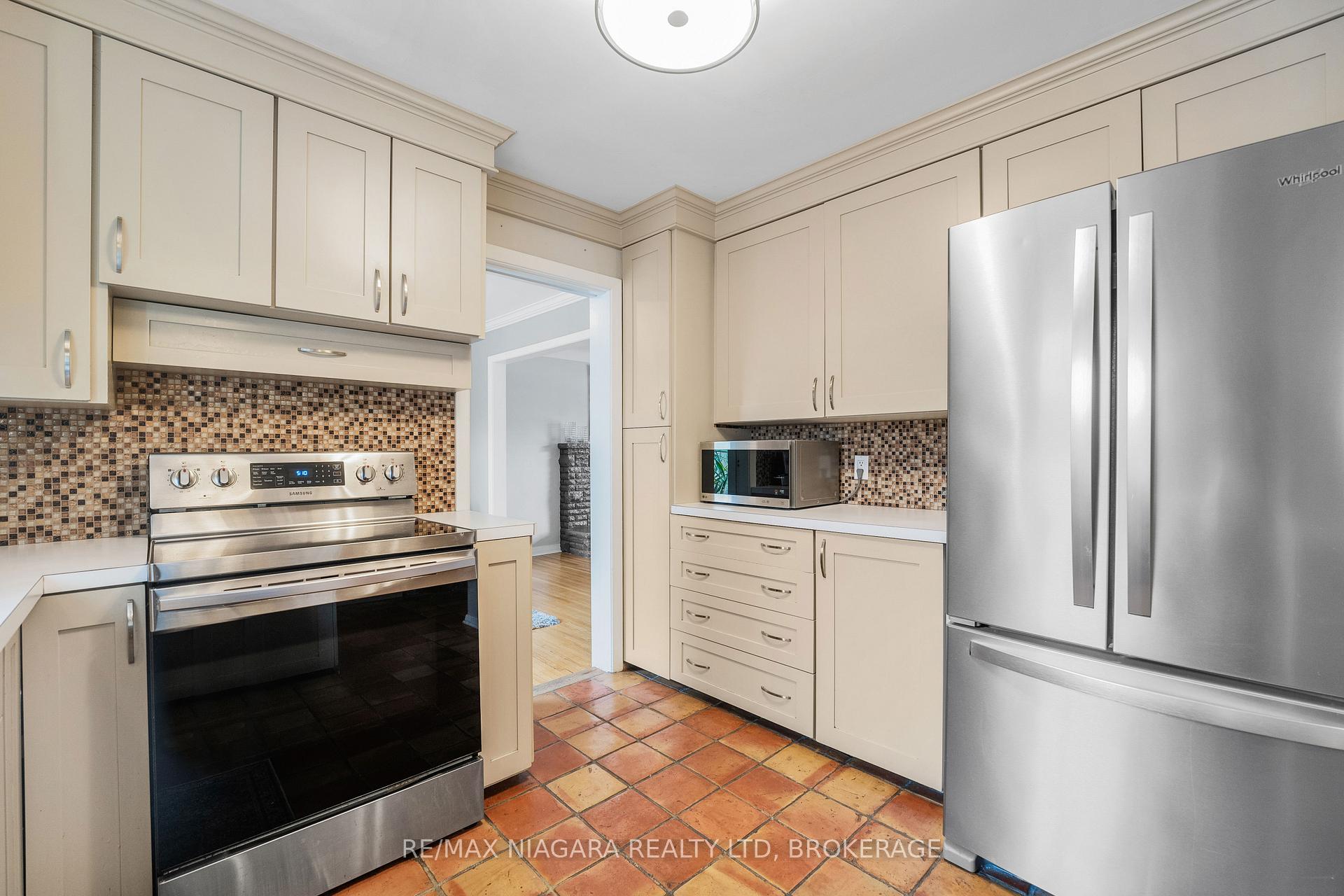 Photo 13 of 10 Shepherds Circle, St. Catharines, Glendale/Glenridge — HOMEH