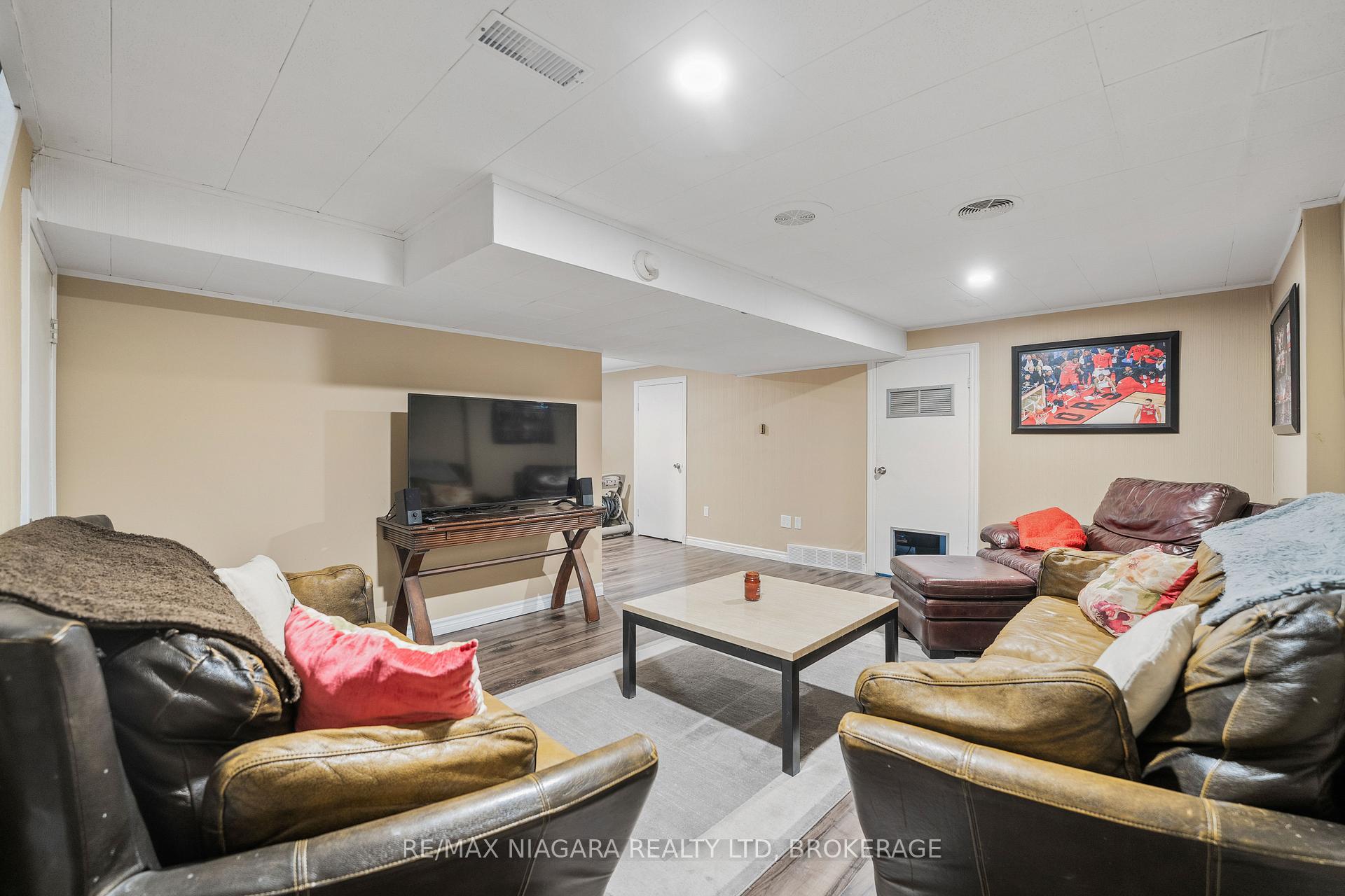 Photo 20 of 10 Shepherds Circle, St. Catharines, Glendale/Glenridge — HOMEH