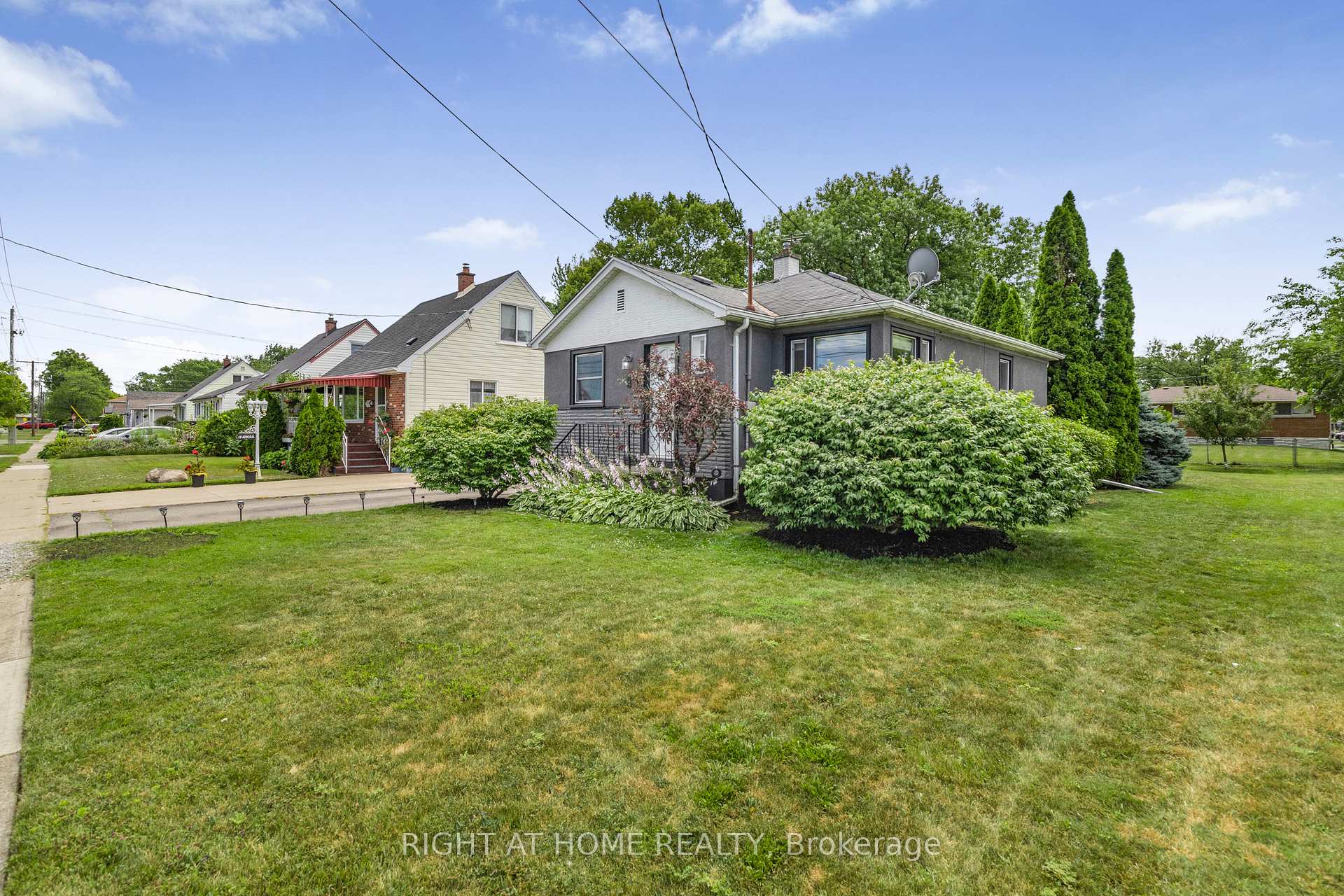 Photo 3 of 8 Admiral Road, St. Catharines, Secord Woods — HOMEH