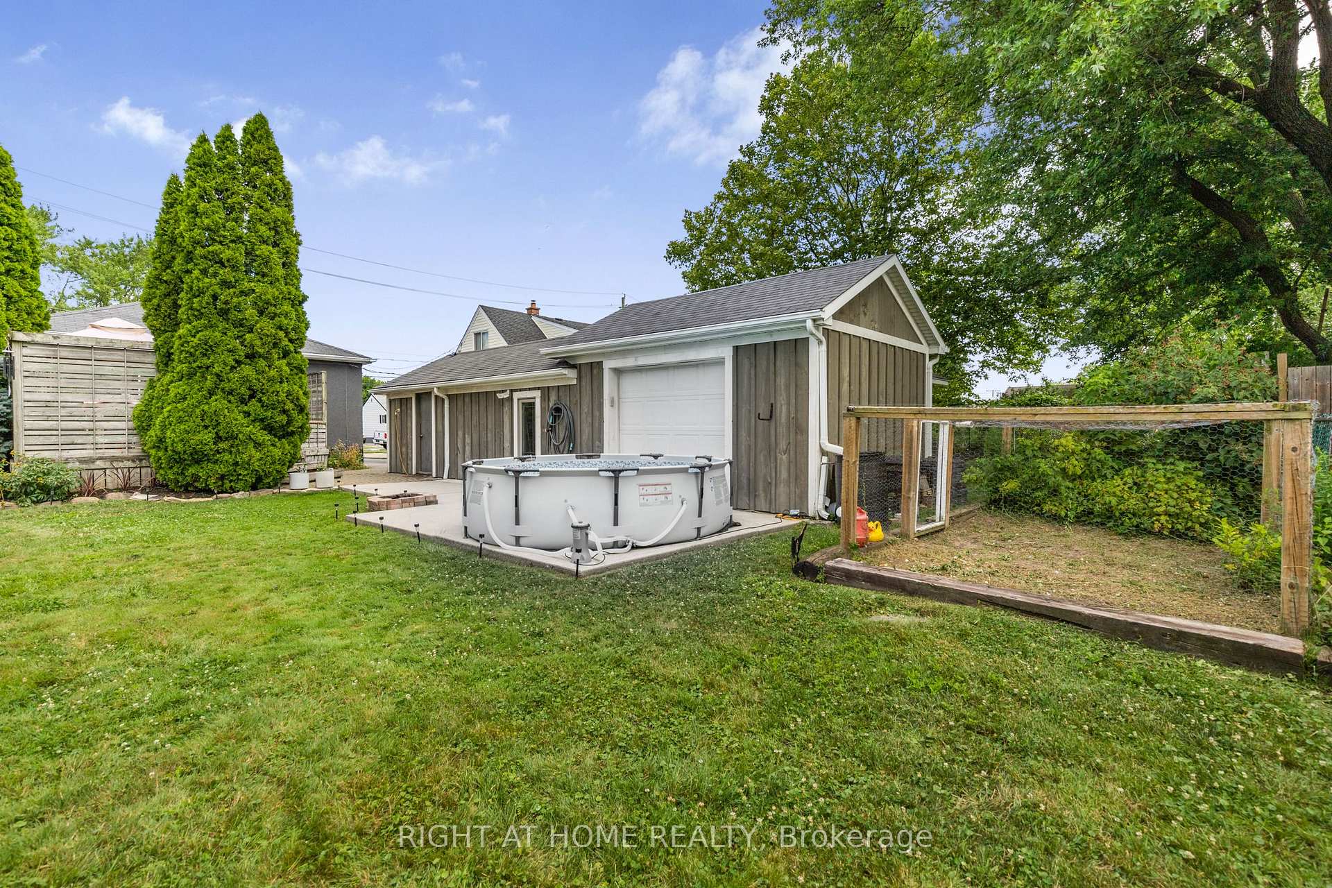 Photo 17 of 8 Admiral Road, St. Catharines, Secord Woods — HOMEH