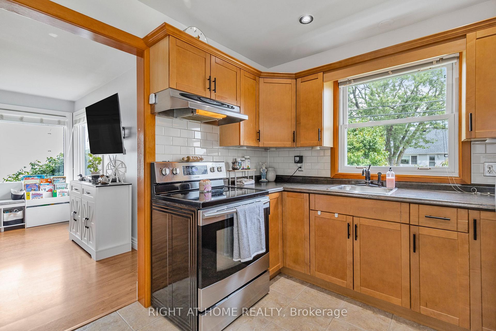 Photo 32 of 8 Admiral Road, St. Catharines, Secord Woods — HOMEH