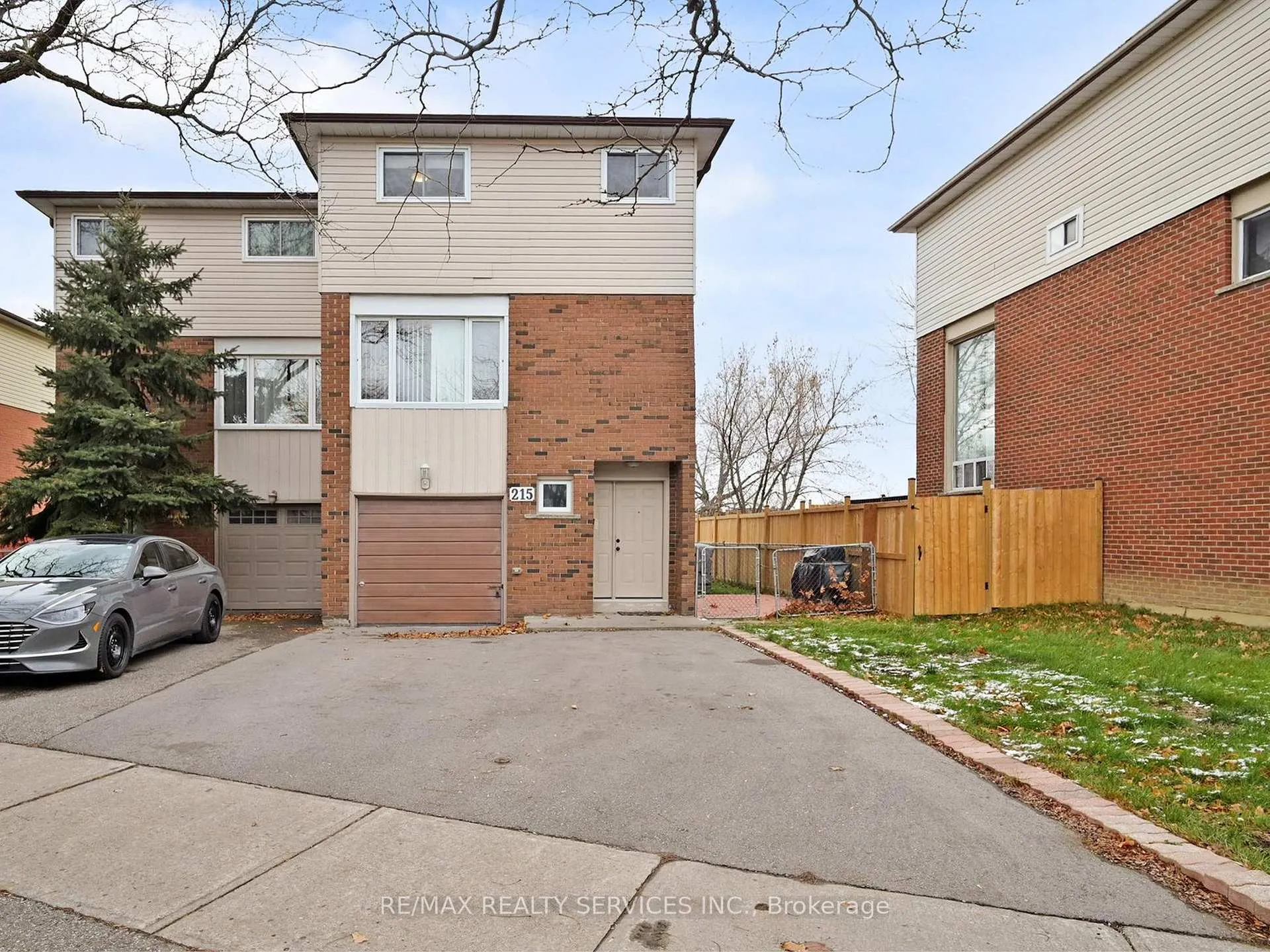 Front of 215 Kingswood Drive