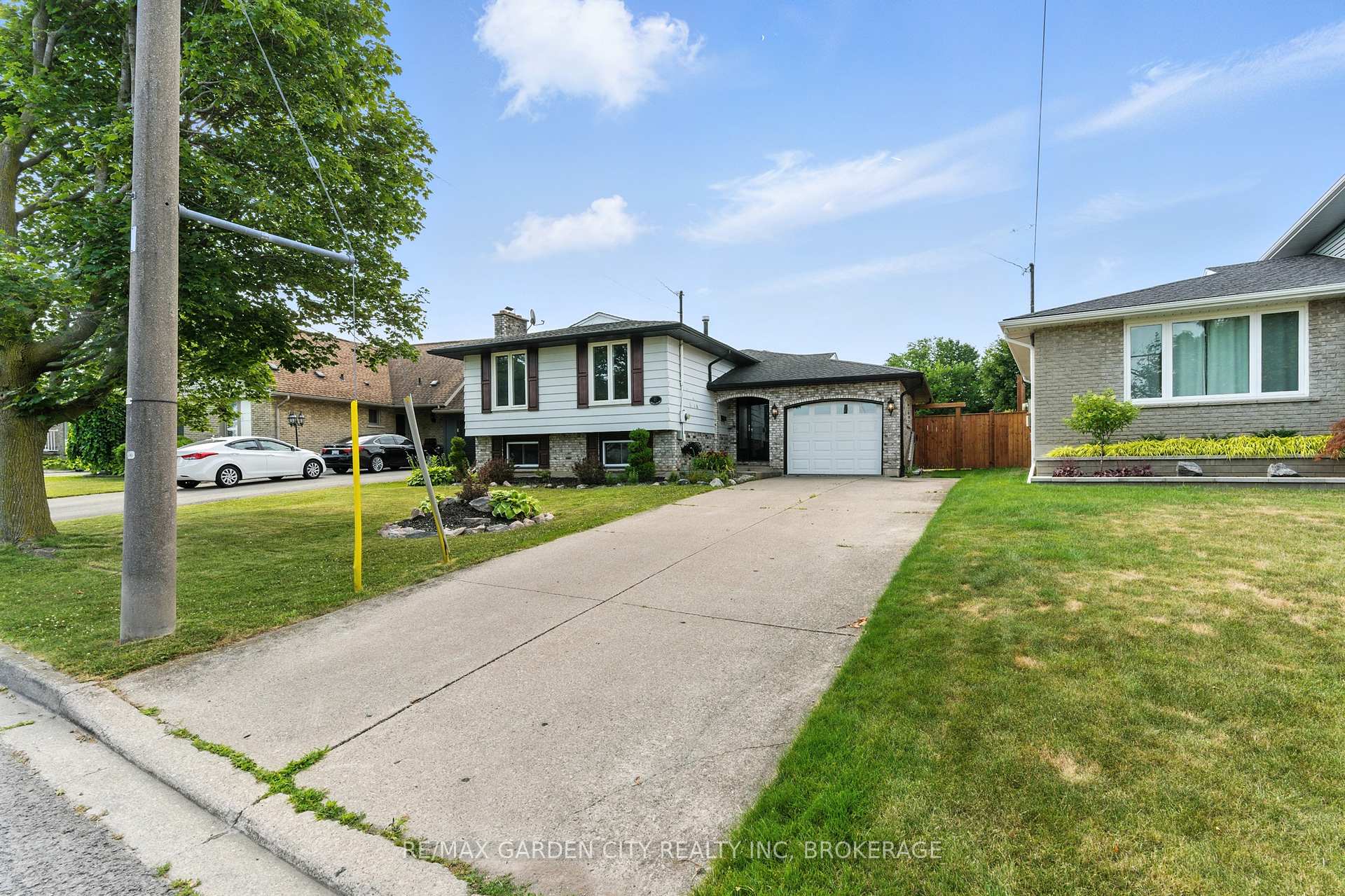 Photo 2 of 8 Appleford Road, St. Catharines, Secord Woods — HOMEH