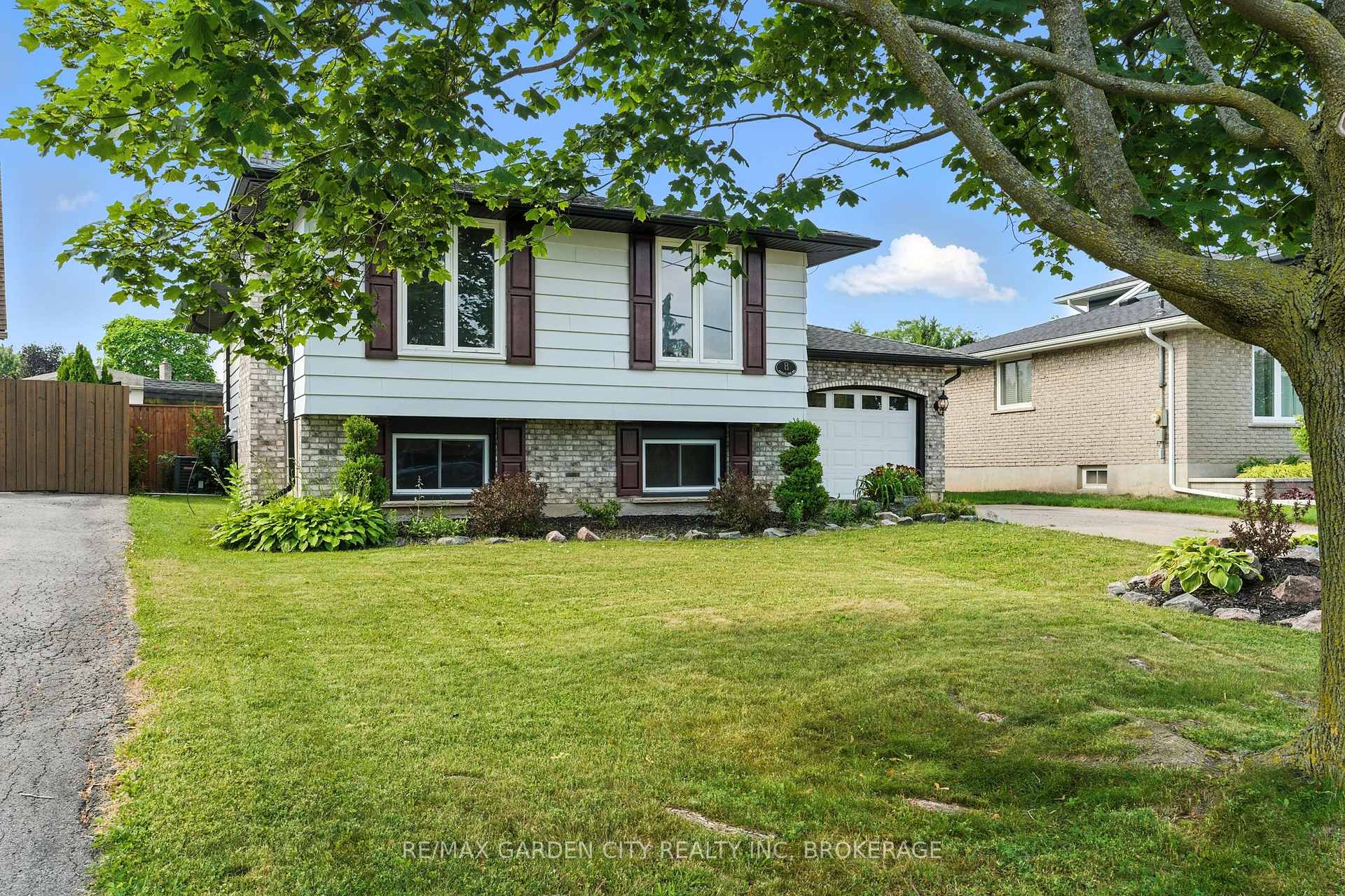 Photo 3 of 8 Appleford Road, St. Catharines, Secord Woods — HOMEH