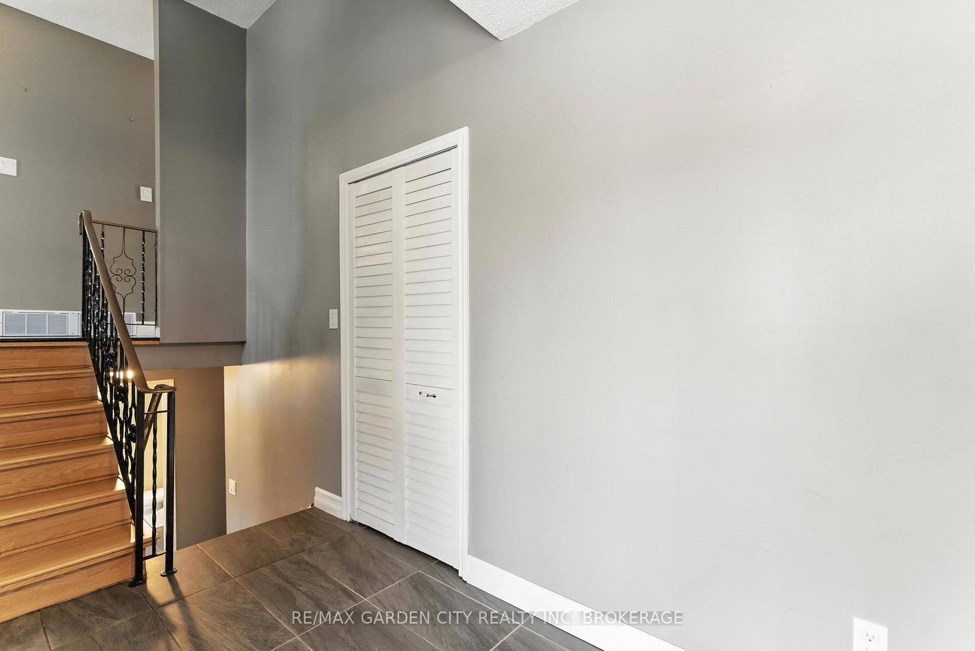 Photo 4 of 8 Appleford Road, St. Catharines, Secord Woods — HOMEH