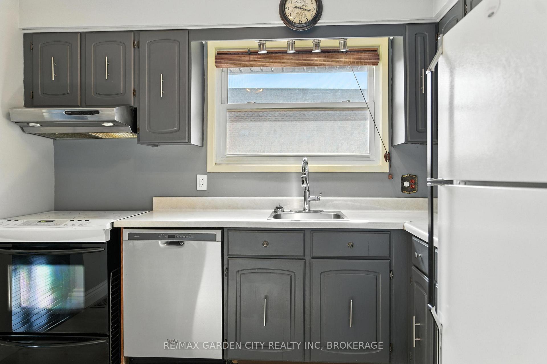 Photo 11 of 8 Appleford Road, St. Catharines, Secord Woods — HOMEH