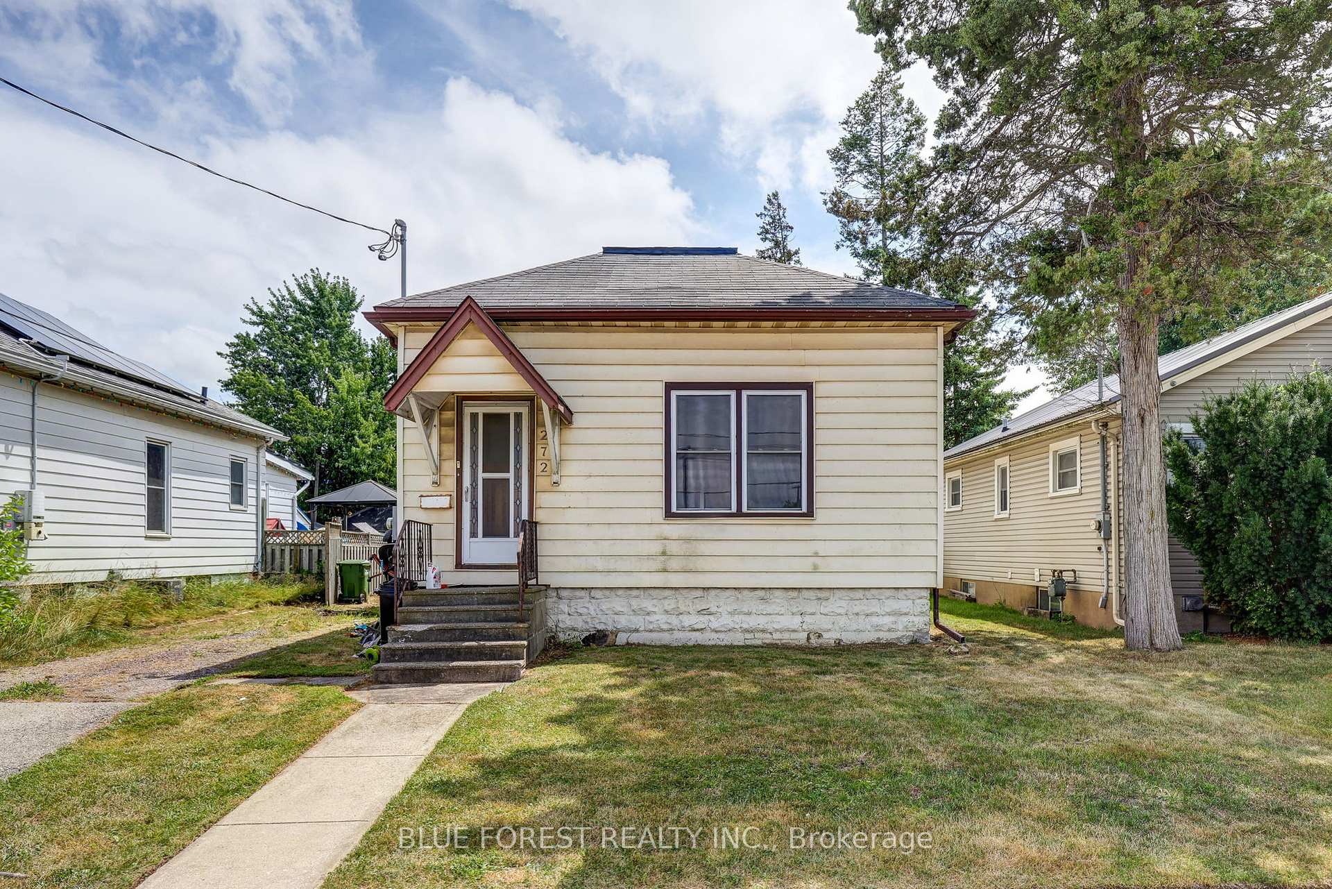 Front of 272 Wellington Street N