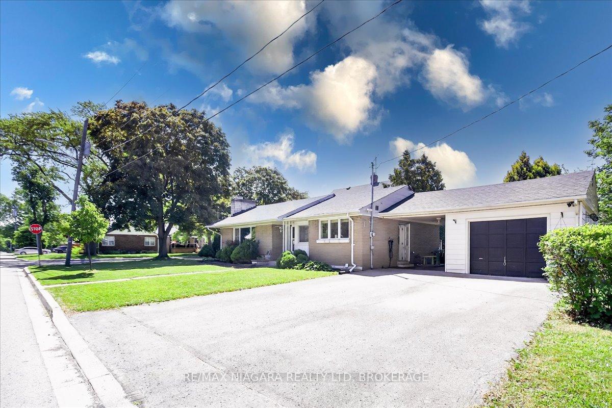 Photo 2 of 10 Edgedale Road, St. Catharines, Old Glenridge — HOMEH
