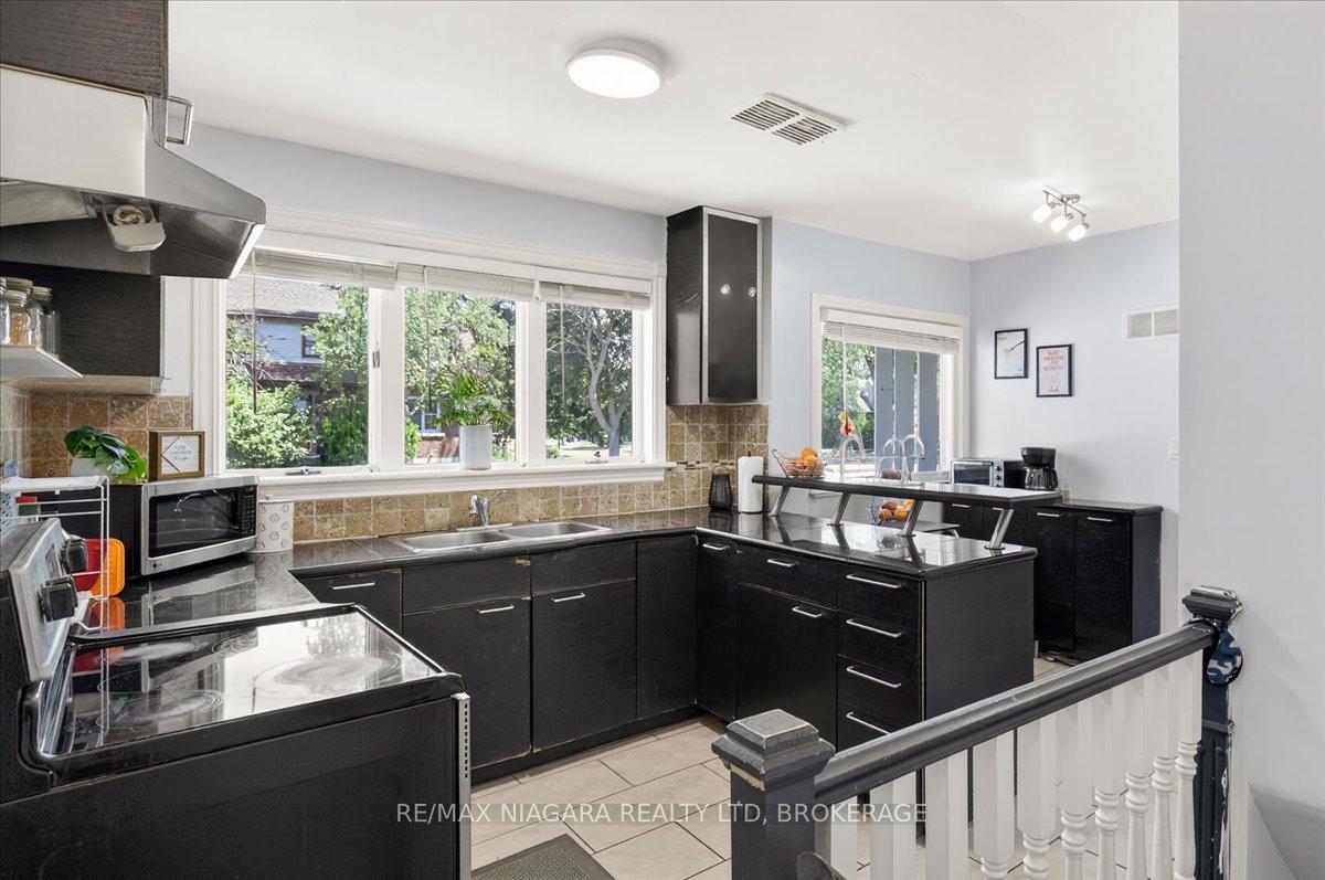 Photo 4 of 10 Edgedale Road, St. Catharines, Old Glenridge — HOMEH