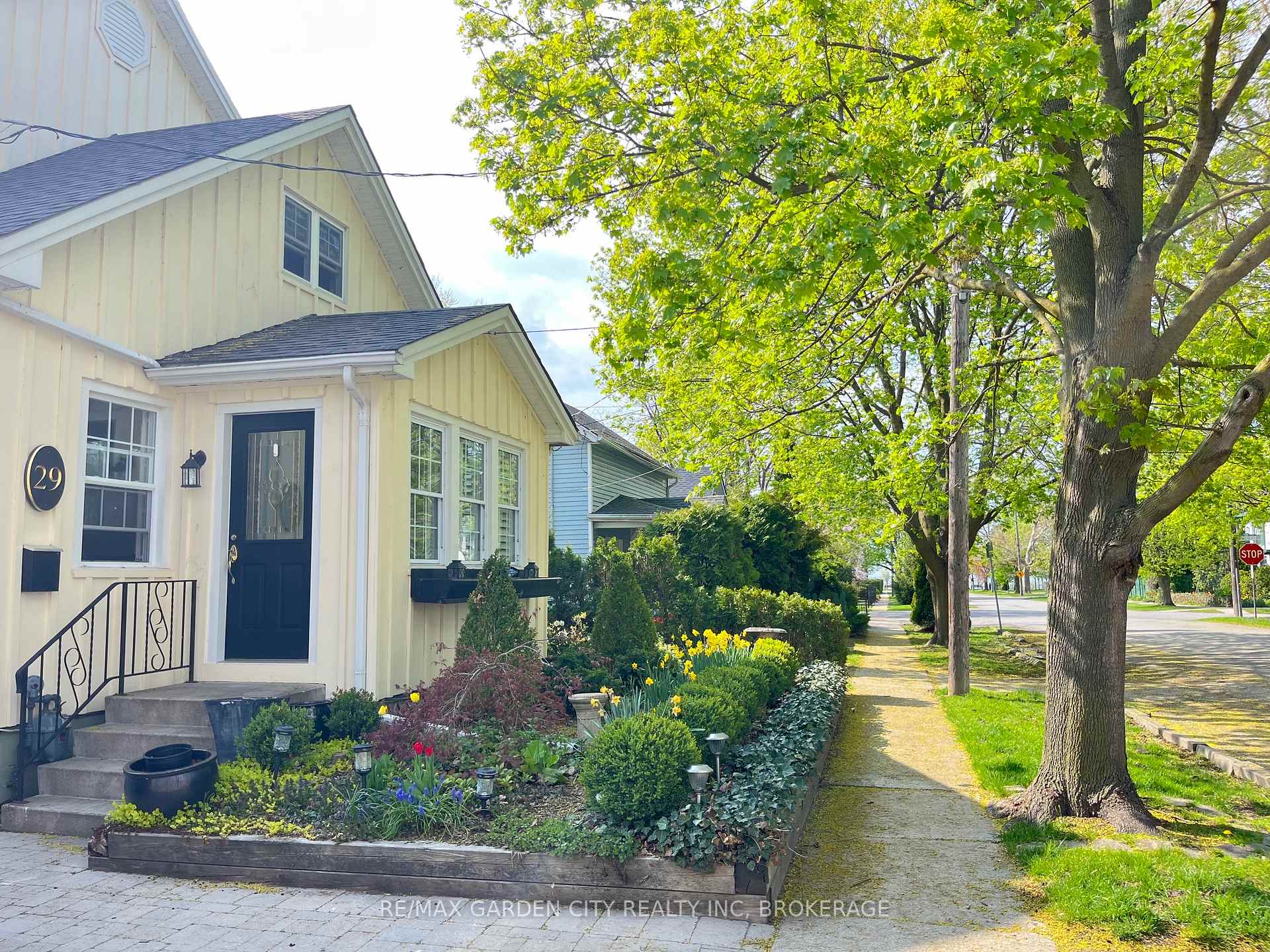 Photo 2 of 29 Ann Street, St. Catharines, Port Dalhousie — HOMEH