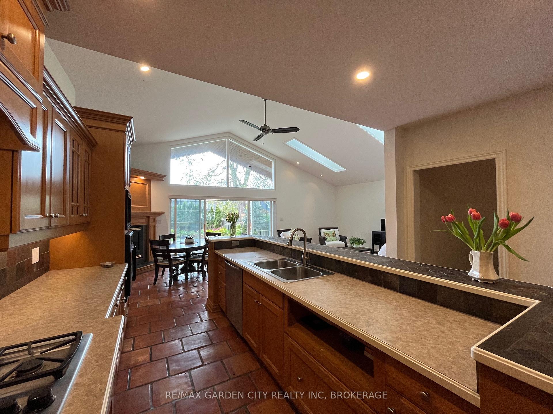 Photo 5 of 29 Ann Street, St. Catharines, Port Dalhousie — HOMEH