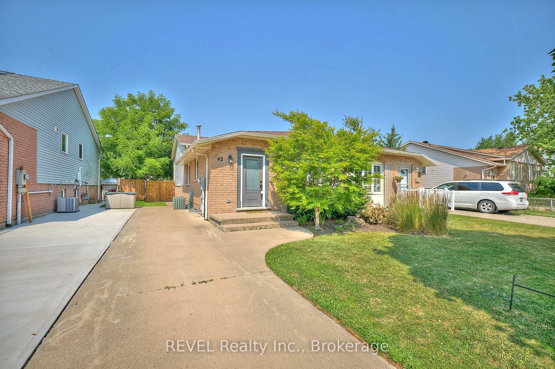 Photo 1 of 42 Vintage Crescent, St. Catharines, Ridley — HOMEH