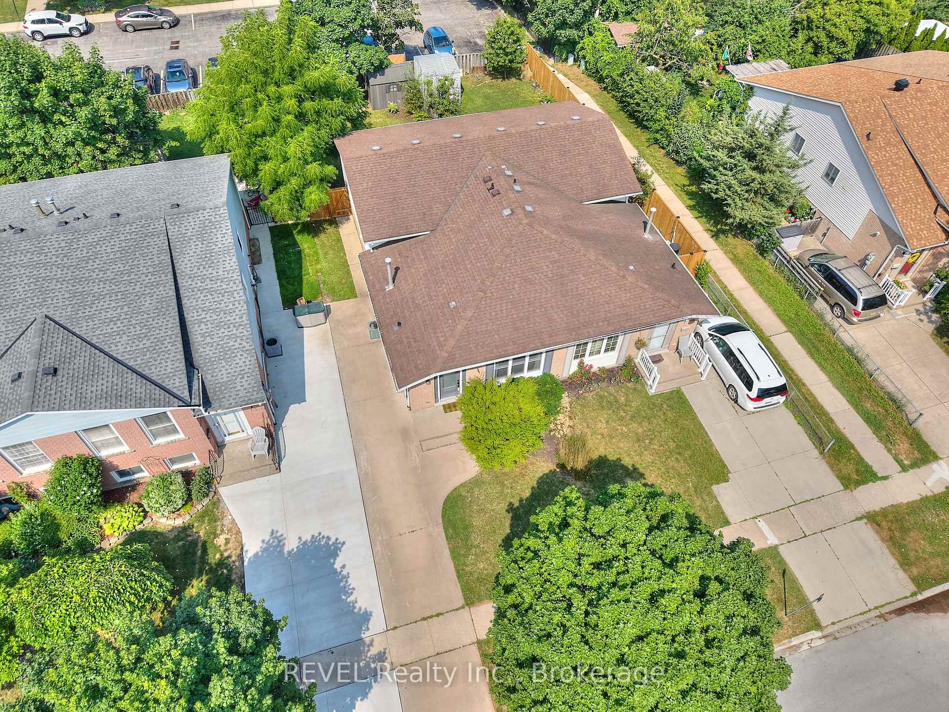 Photo 2 of 42 Vintage Crescent, St. Catharines, Ridley — HOMEH