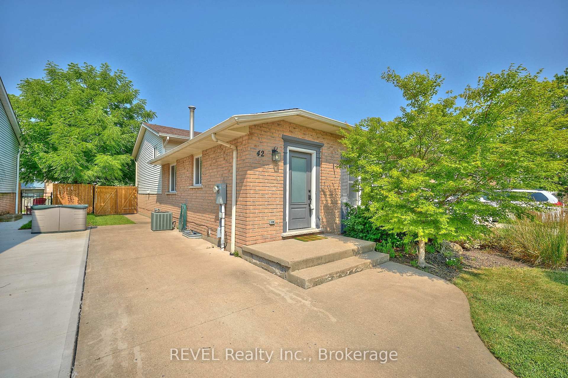 Photo 3 of 42 Vintage Crescent, St. Catharines, Ridley — HOMEH