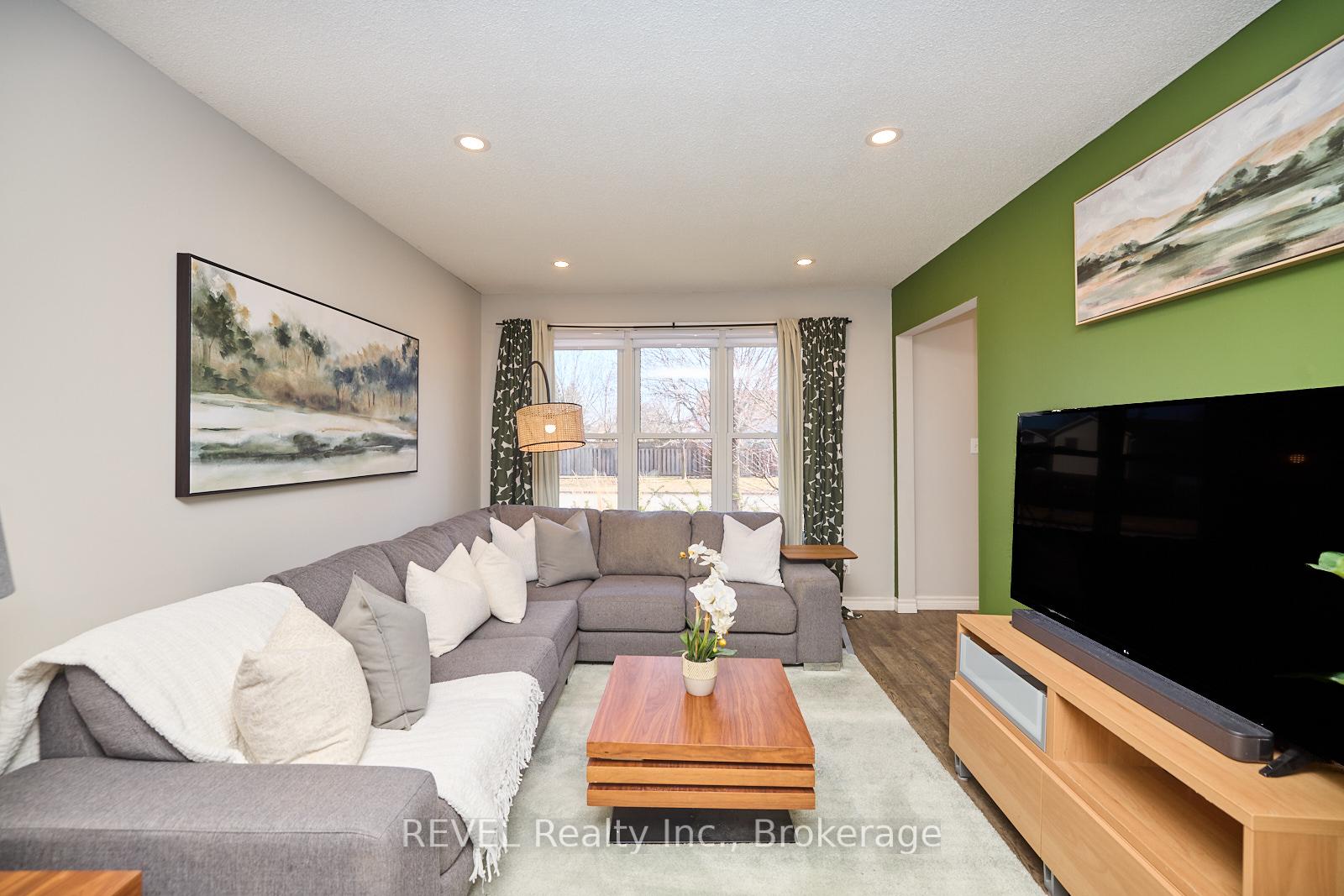 Photo 6 of 42 Vintage Crescent, St. Catharines, Ridley — HOMEH