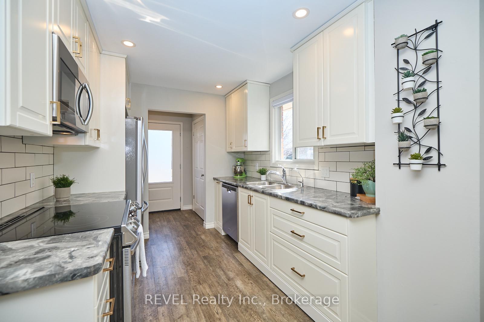 Photo 11 of 42 Vintage Crescent, St. Catharines, Ridley — HOMEH