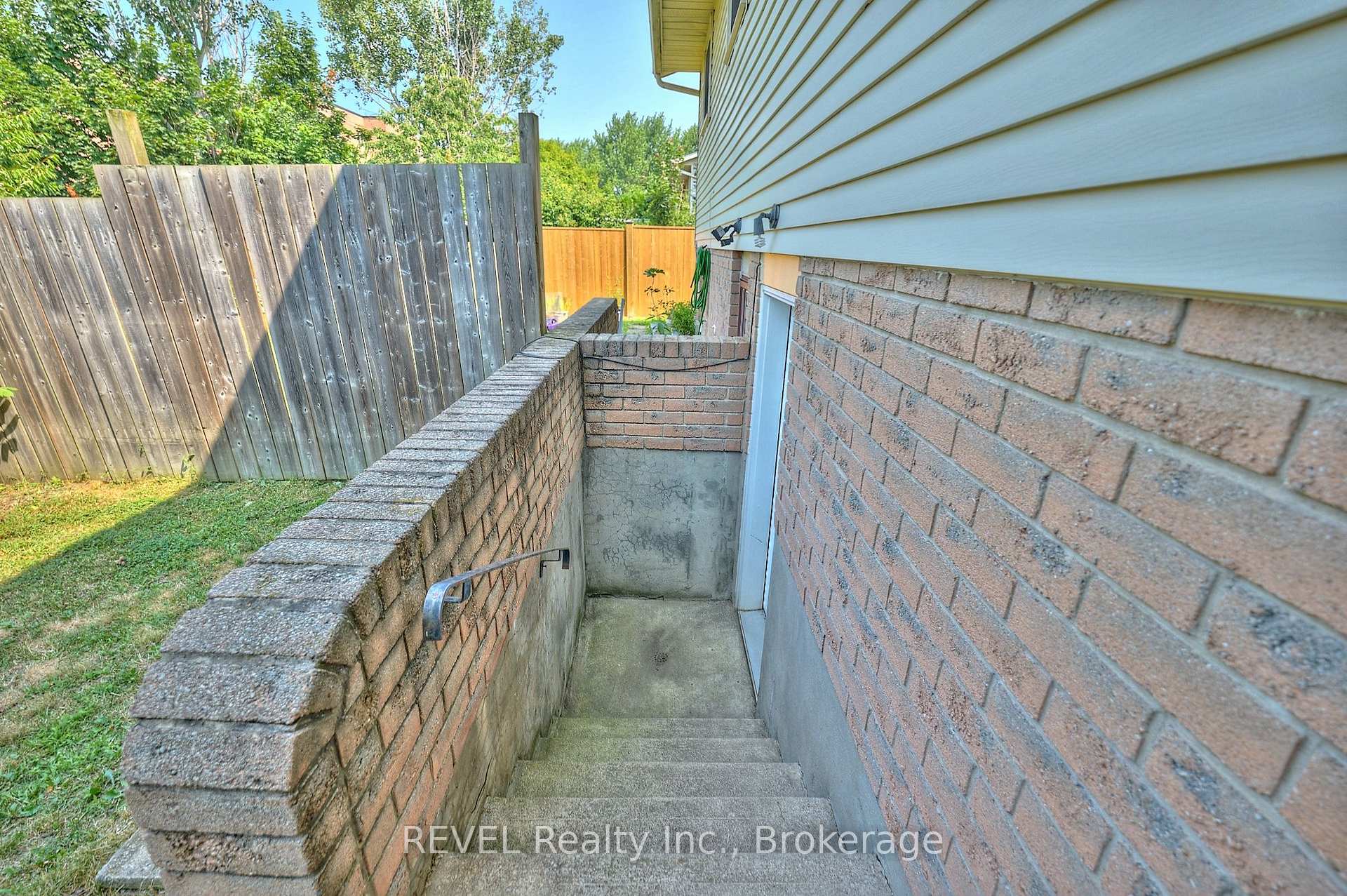 Photo 36 of 42 Vintage Crescent, St. Catharines, Ridley — HOMEH