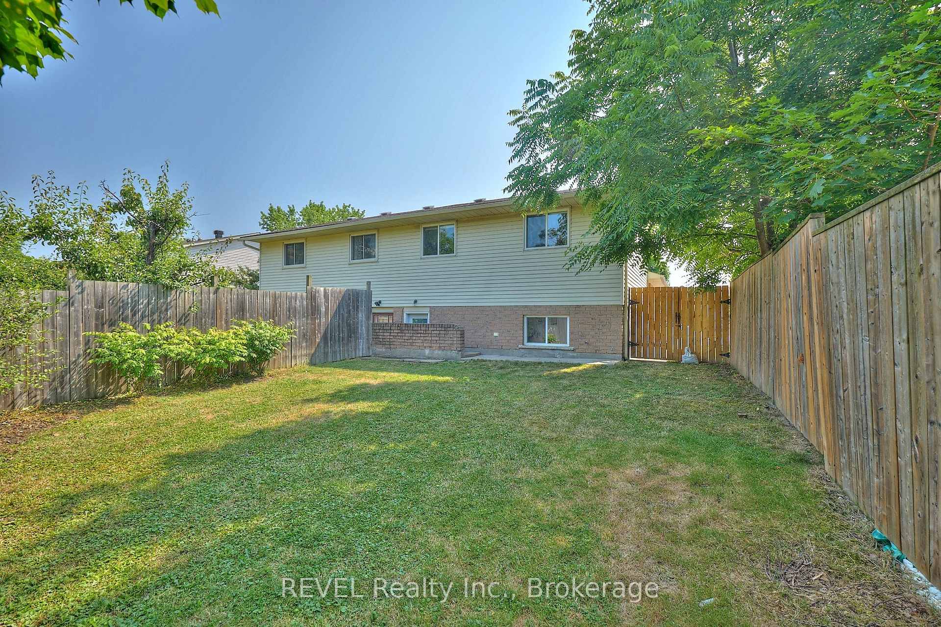 Photo 39 of 42 Vintage Crescent, St. Catharines, Ridley — HOMEH