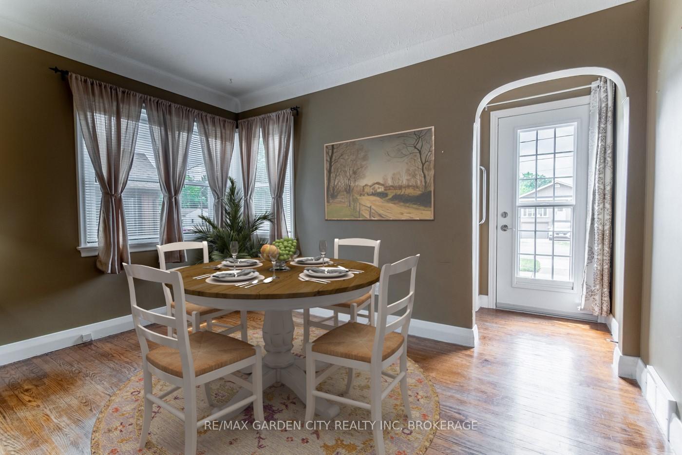 Photo 2 of 29 Rosedale Avenue, St. Catharines, Secord Woods — HOMEH