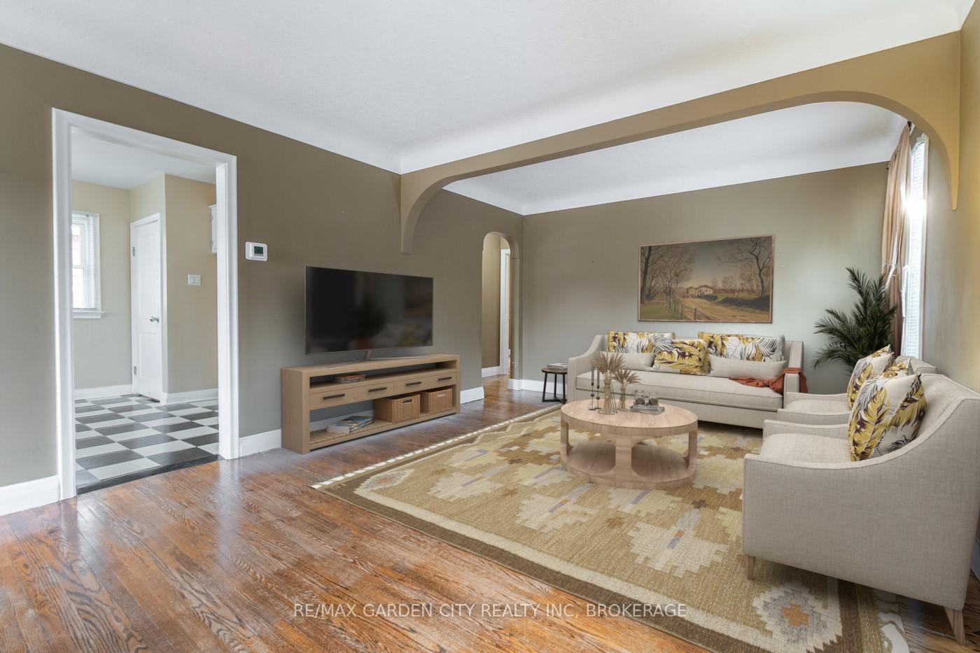 Photo 3 of 29 Rosedale Avenue, St. Catharines, Secord Woods — HOMEH