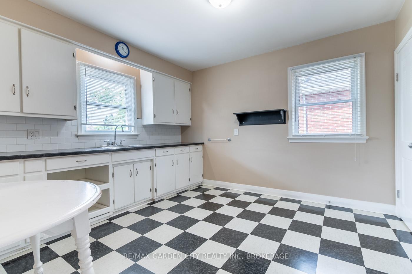 Photo 4 of 29 Rosedale Avenue, St. Catharines, Secord Woods — HOMEH