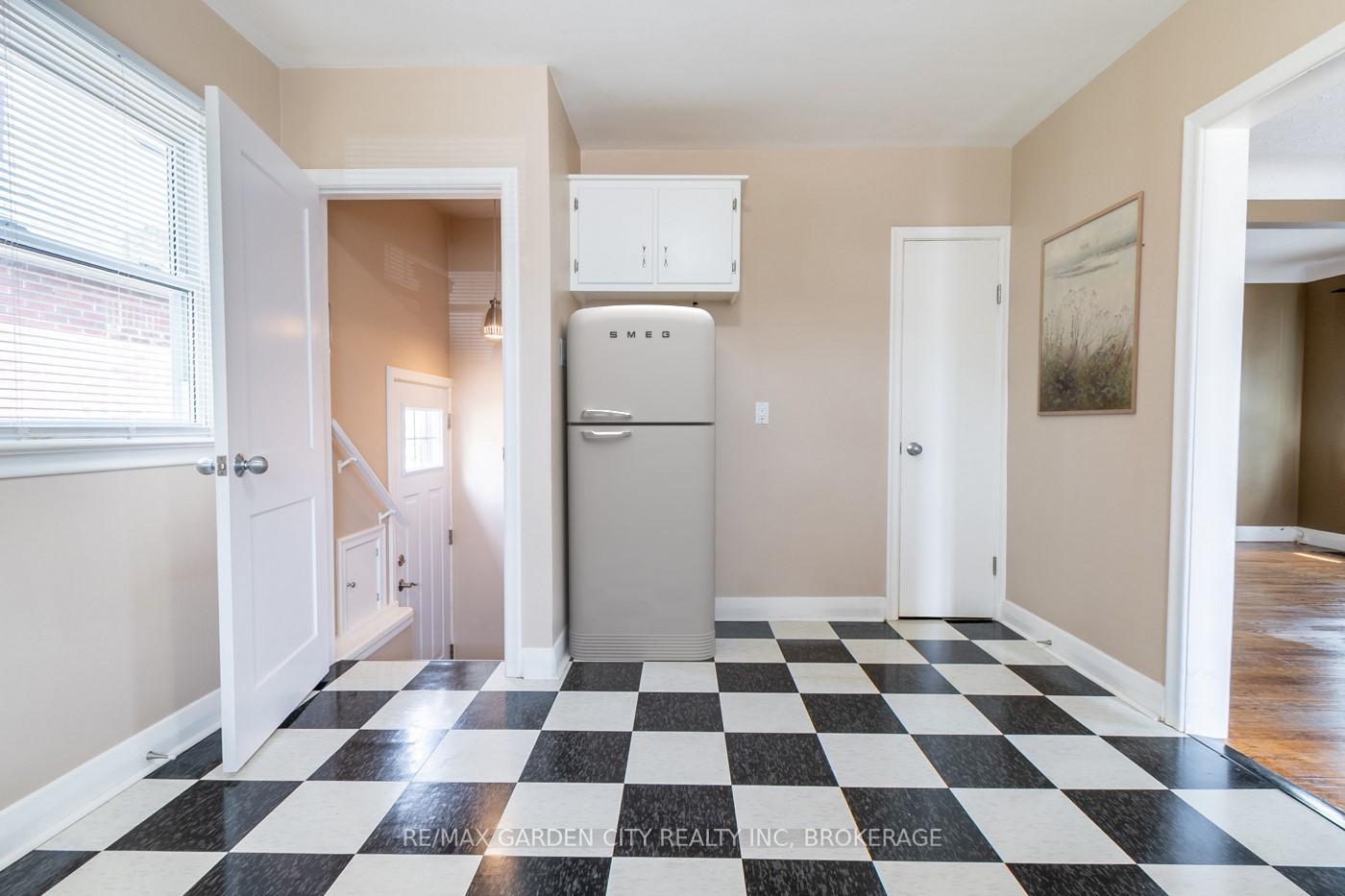 Photo 5 of 29 Rosedale Avenue, St. Catharines, Secord Woods — HOMEH