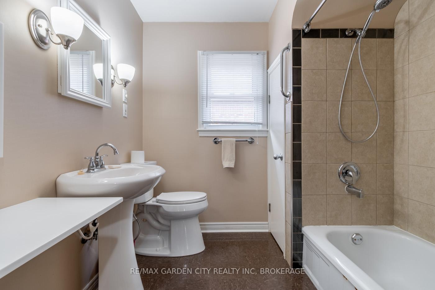 Photo 8 of 29 Rosedale Avenue, St. Catharines, Secord Woods — HOMEH