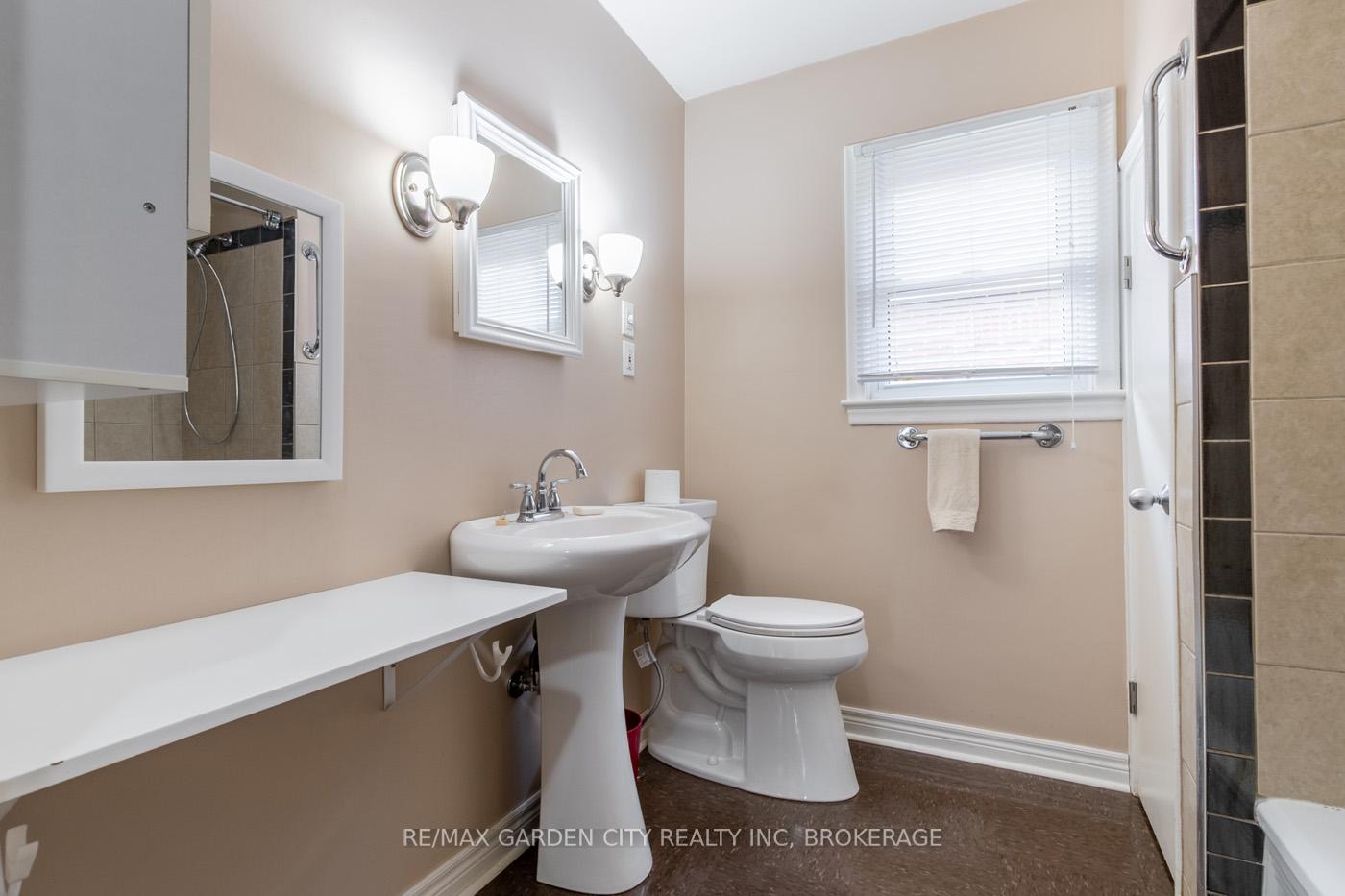 Photo 9 of 29 Rosedale Avenue, St. Catharines, Secord Woods — HOMEH