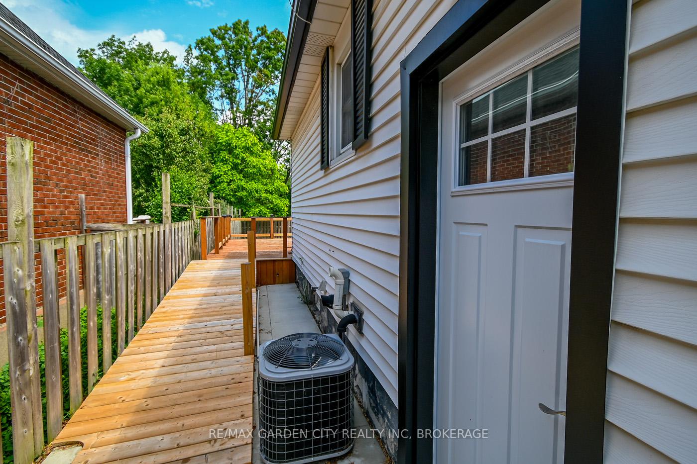Photo 11 of 29 Rosedale Avenue, St. Catharines, Secord Woods — HOMEH