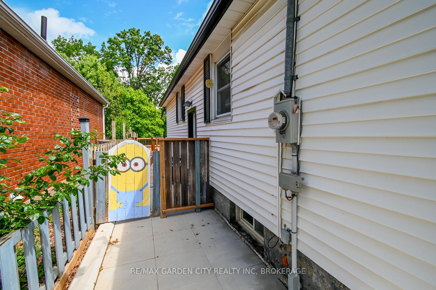 Photo 12 of 29 Rosedale Avenue, St. Catharines, Secord Woods — HOMEH