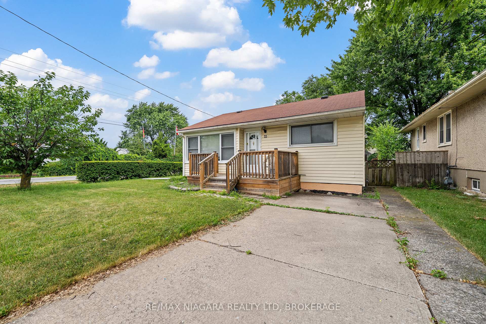 Photo 2 of 25 Burness Drive, St. Catharines, Secord Woods — HOMEH