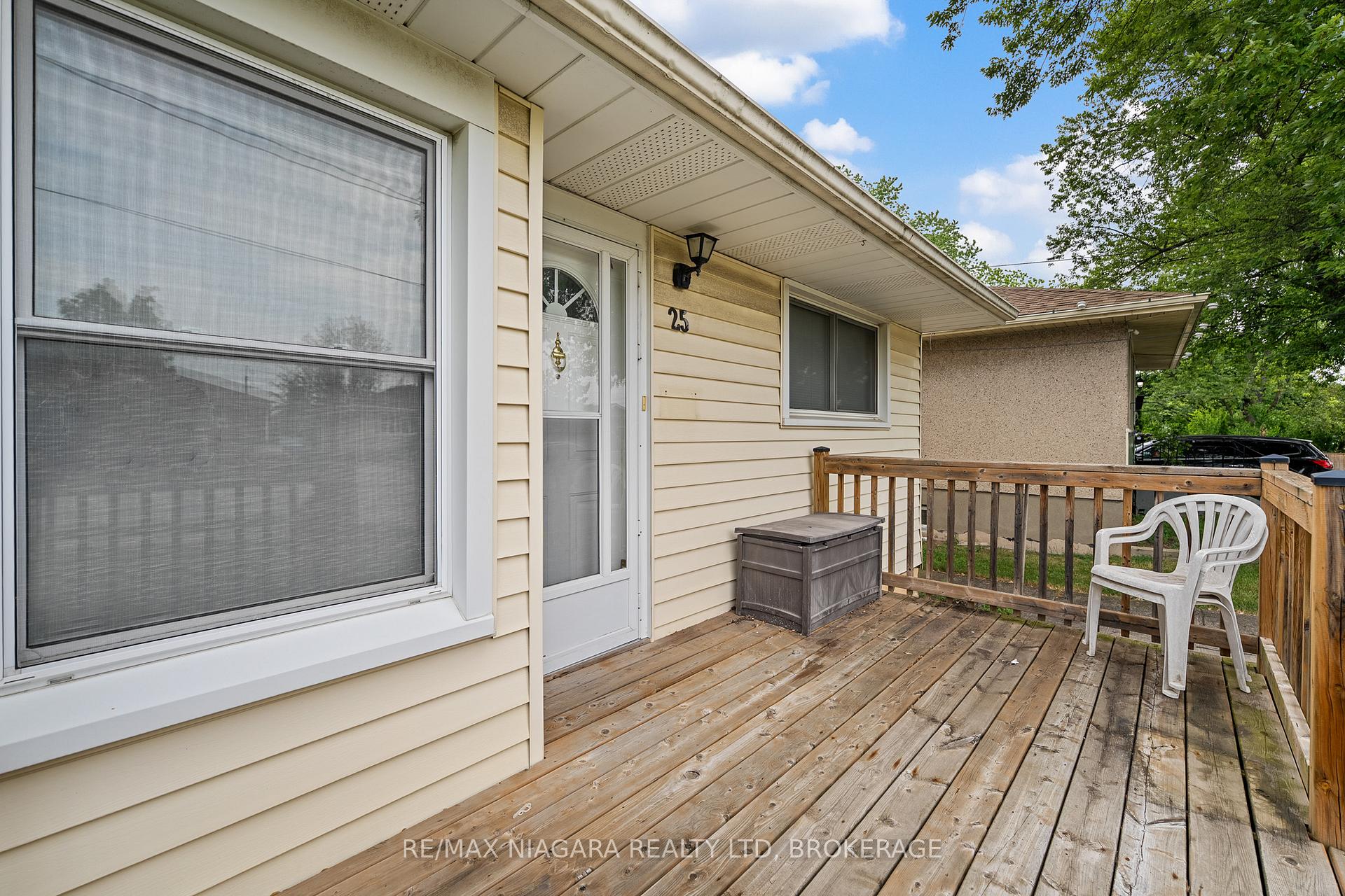 Photo 3 of 25 Burness Drive, St. Catharines, Secord Woods — HOMEH