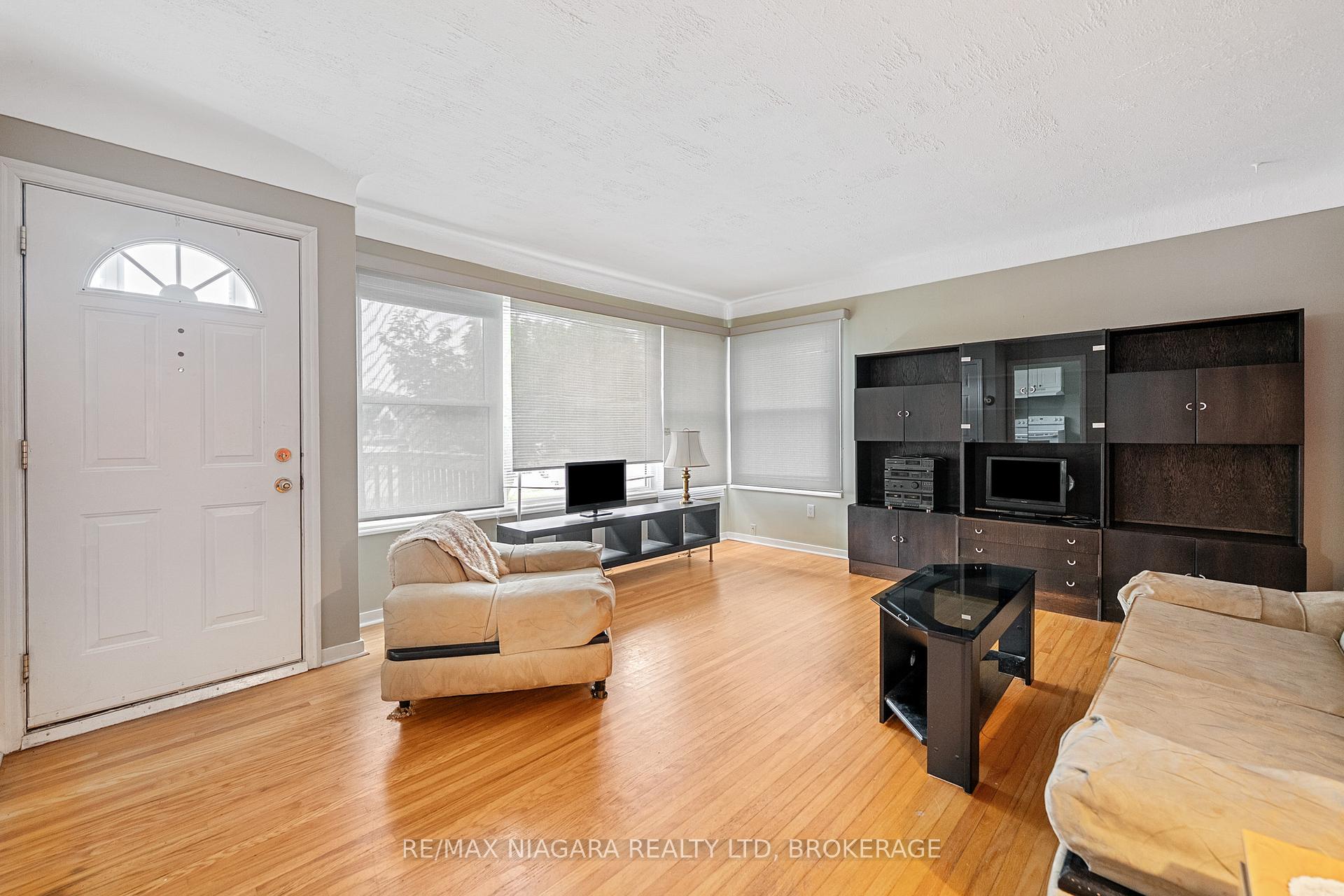 Photo 4 of 25 Burness Drive, St. Catharines, Secord Woods — HOMEH