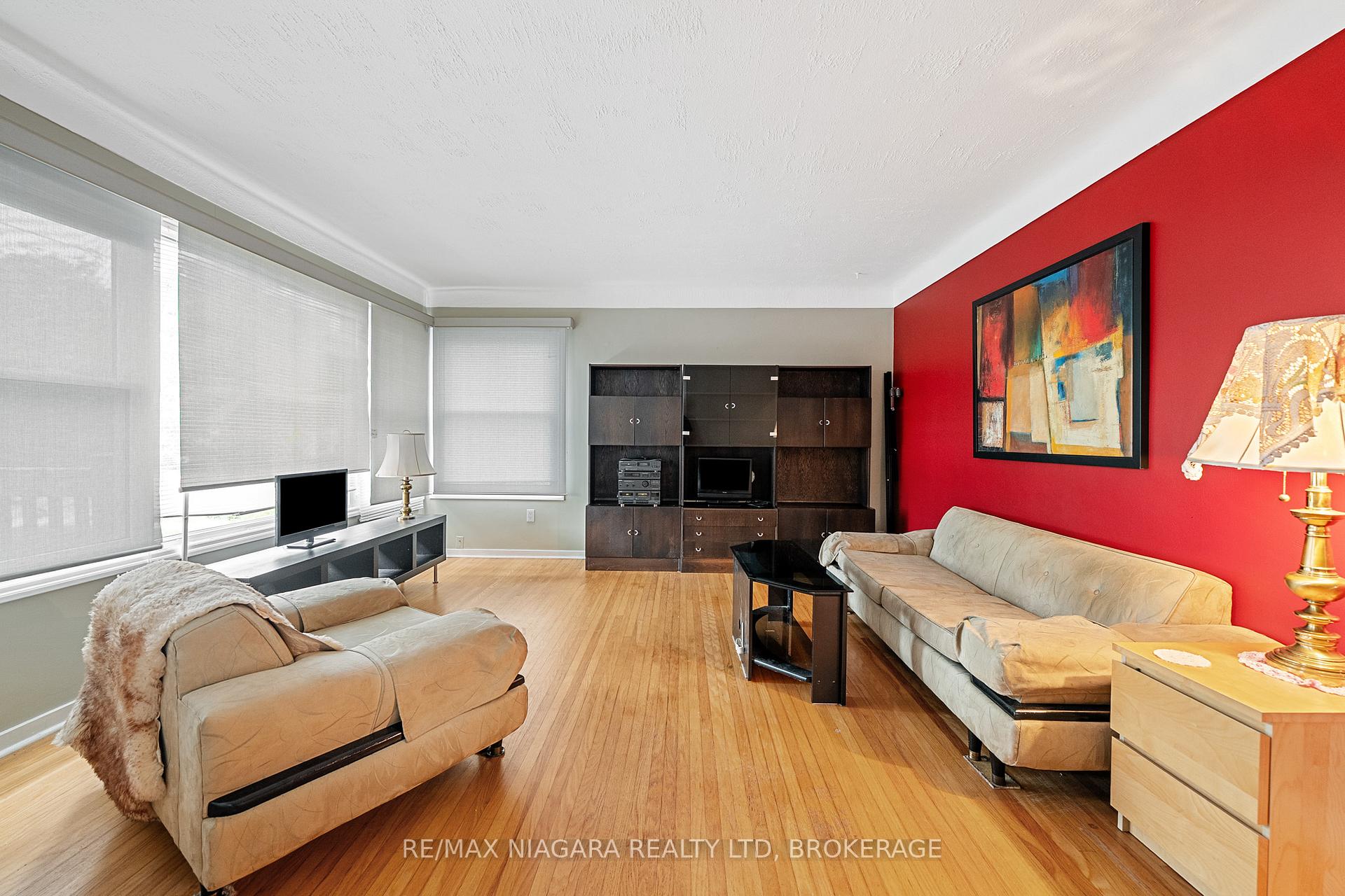 Photo 5 of 25 Burness Drive, St. Catharines, Secord Woods — HOMEH