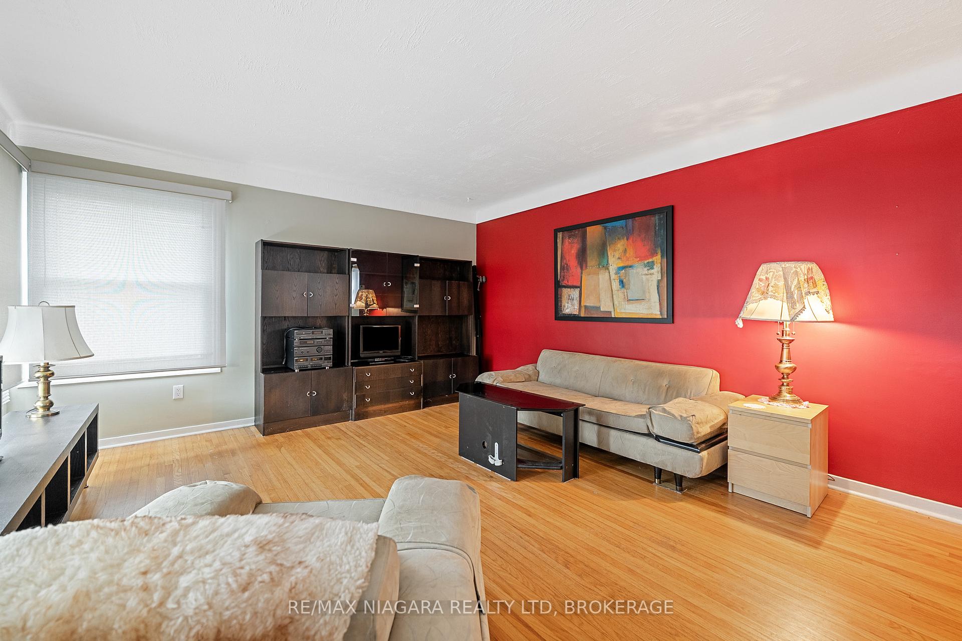 Photo 6 of 25 Burness Drive, St. Catharines, Secord Woods — HOMEH