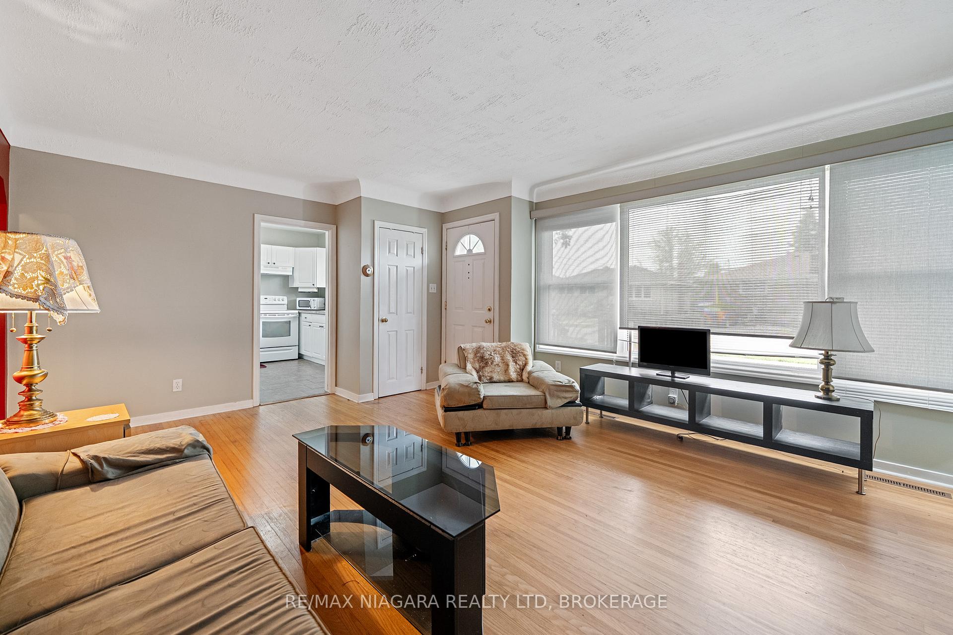 Photo 7 of 25 Burness Drive, St. Catharines, Secord Woods — HOMEH