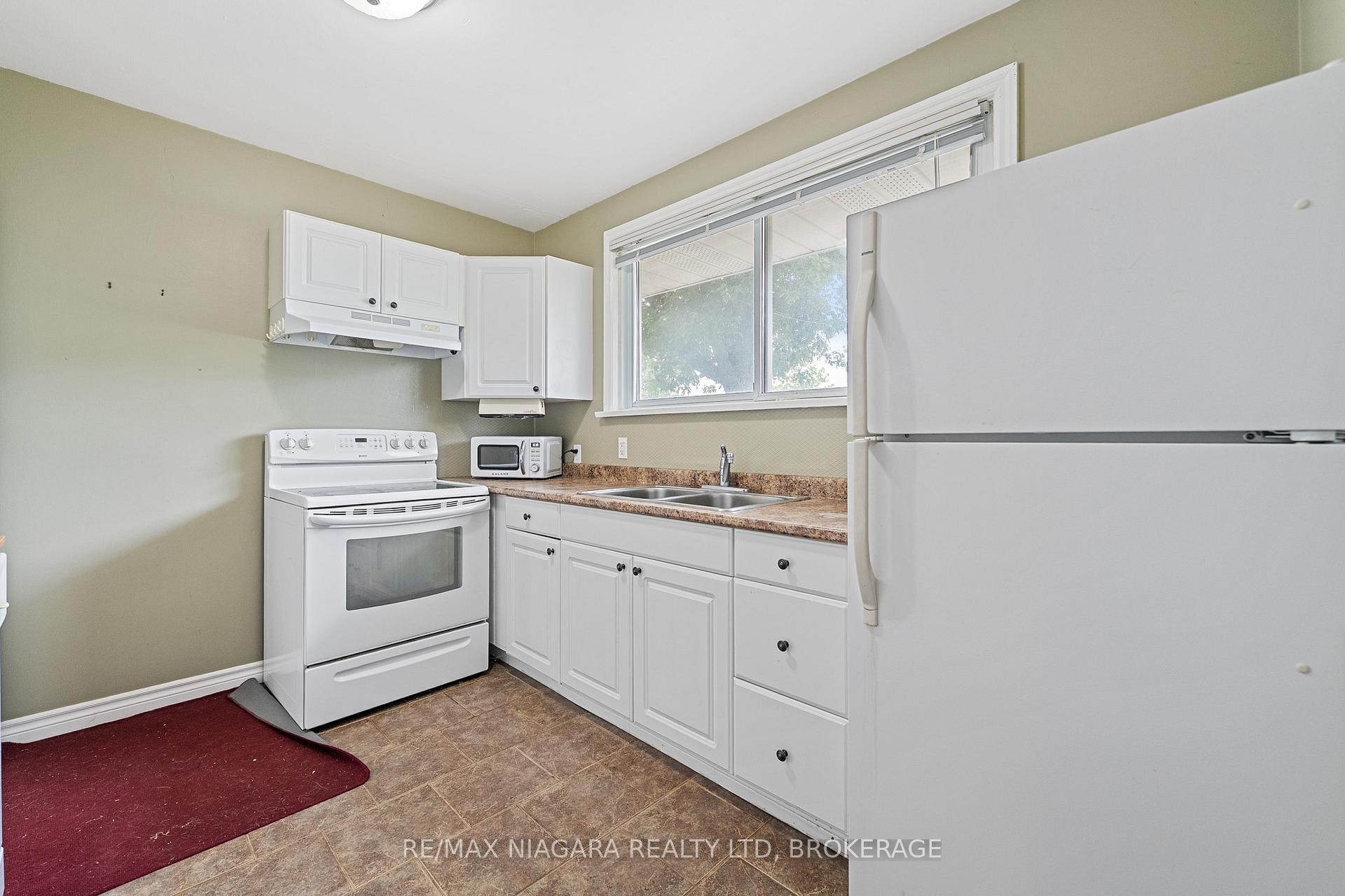 Photo 8 of 25 Burness Drive, St. Catharines, Secord Woods — HOMEH
