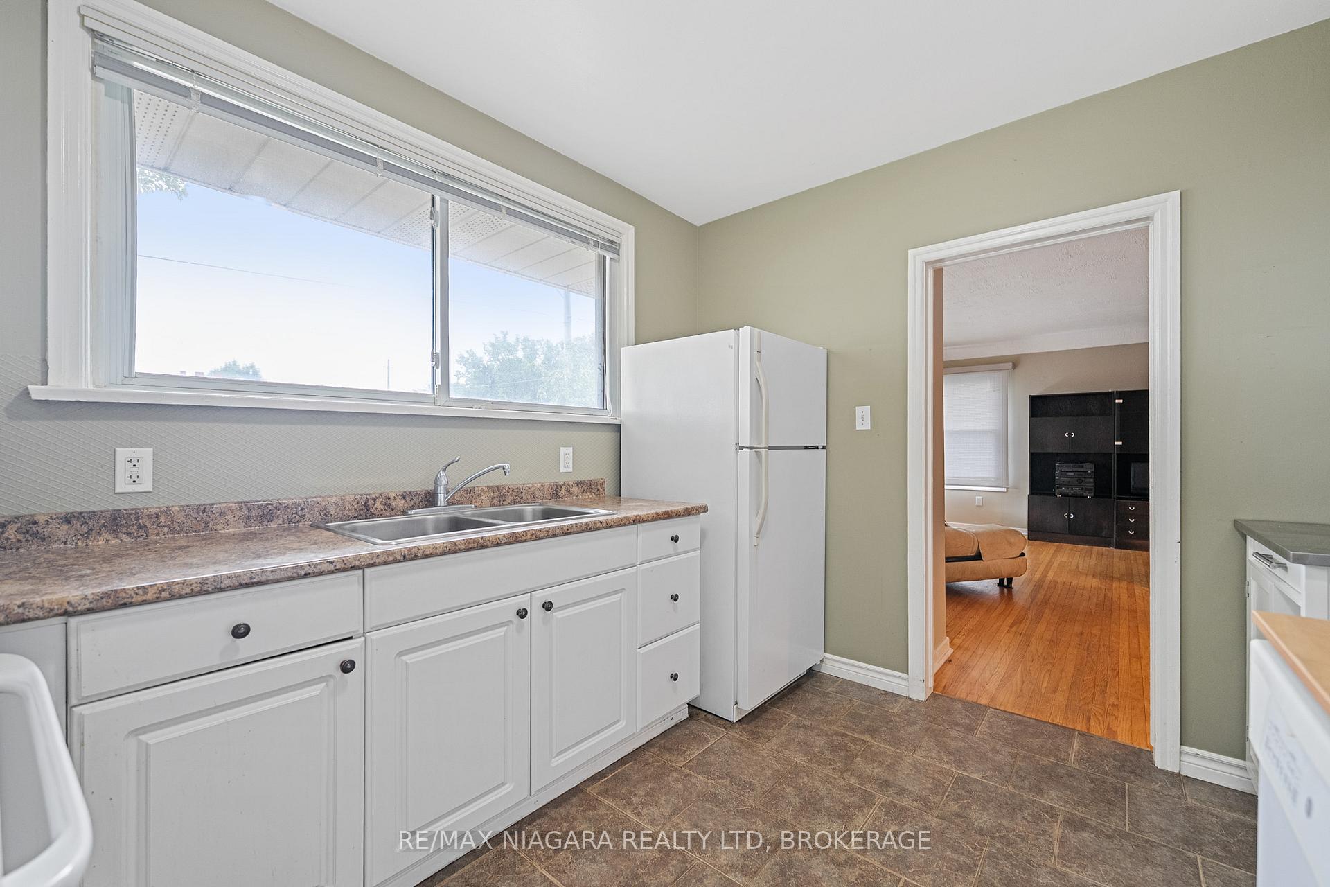 Photo 9 of 25 Burness Drive, St. Catharines, Secord Woods — HOMEH