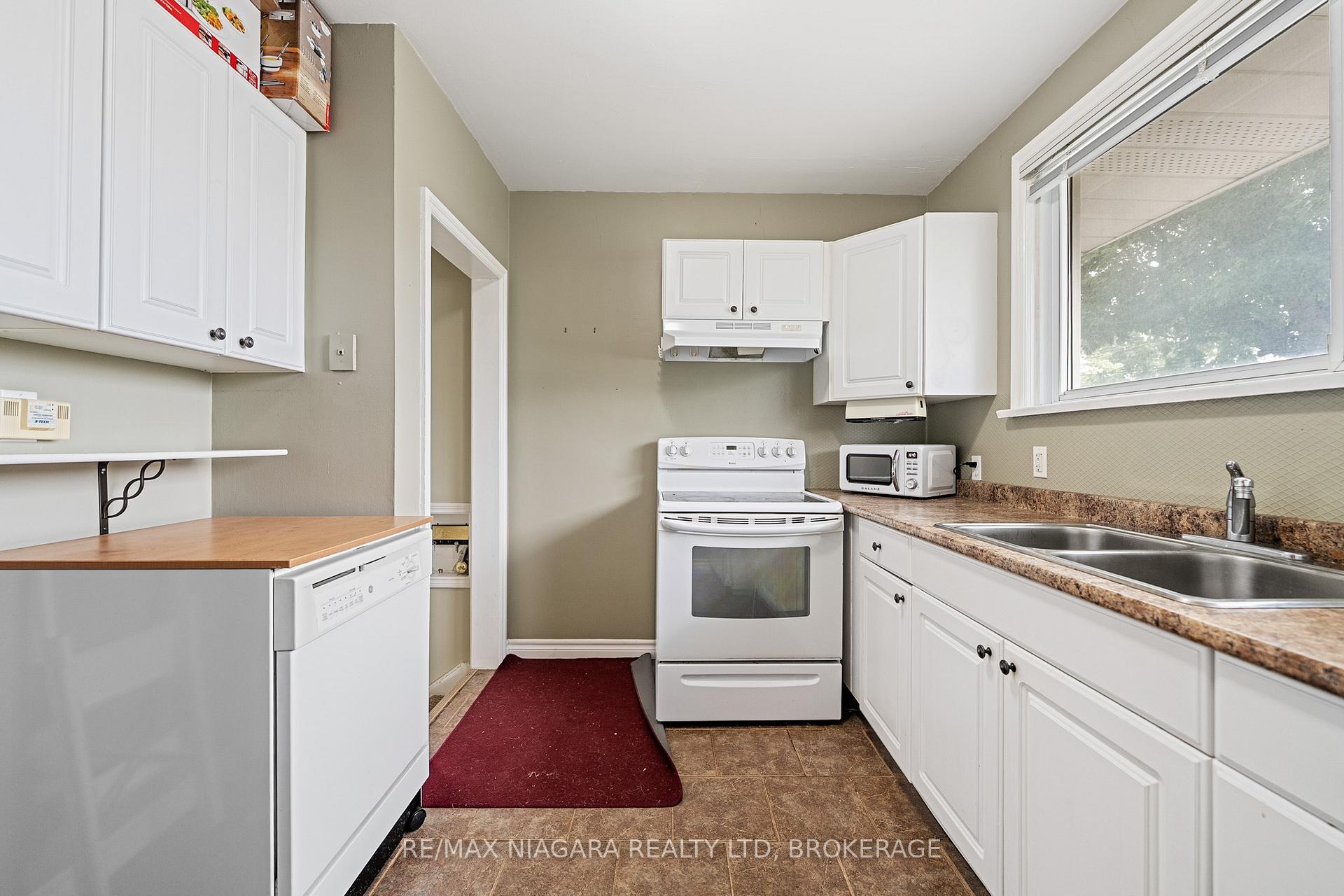 Photo 10 of 25 Burness Drive, St. Catharines, Secord Woods — HOMEH