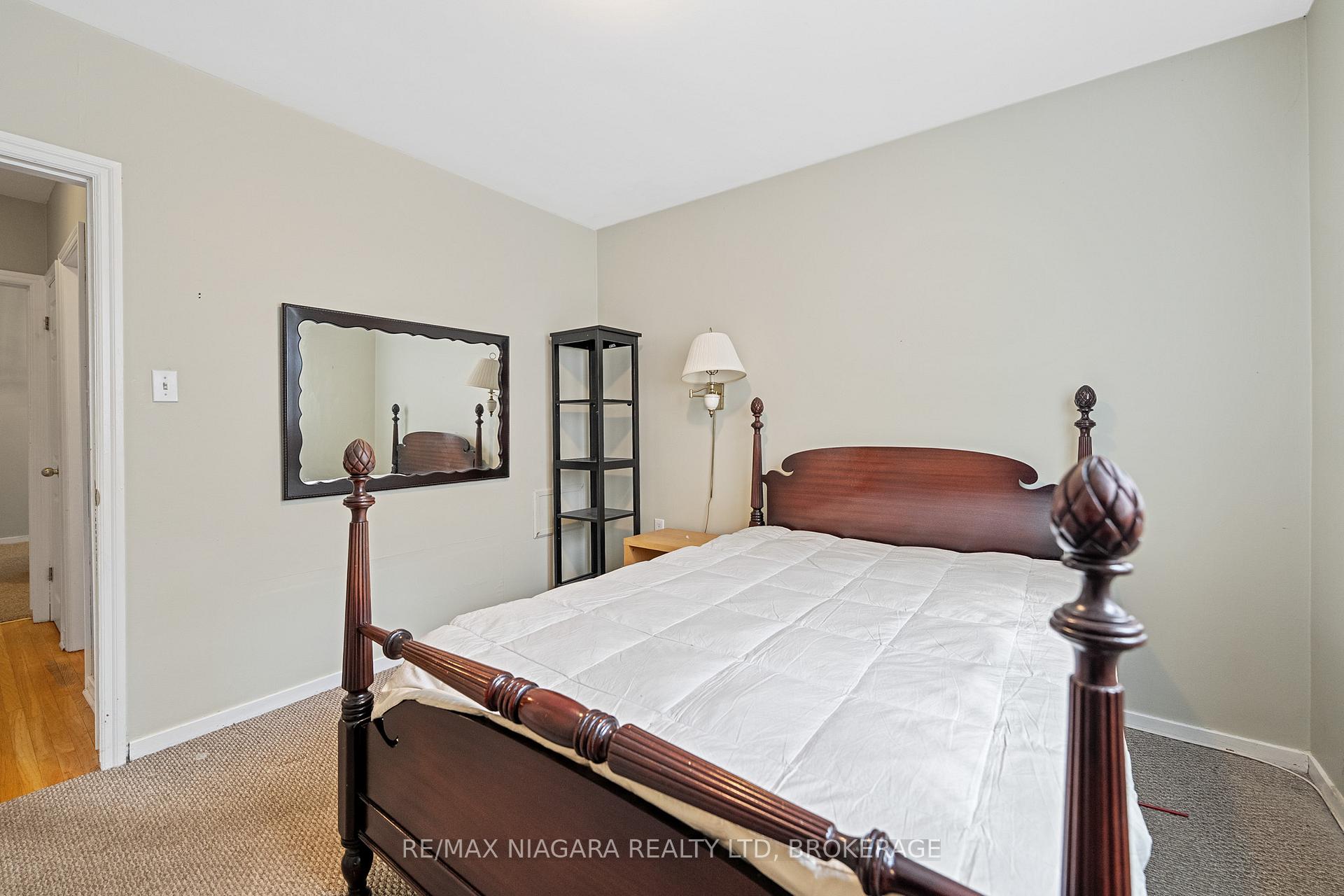 Photo 12 of 25 Burness Drive, St. Catharines, Secord Woods — HOMEH