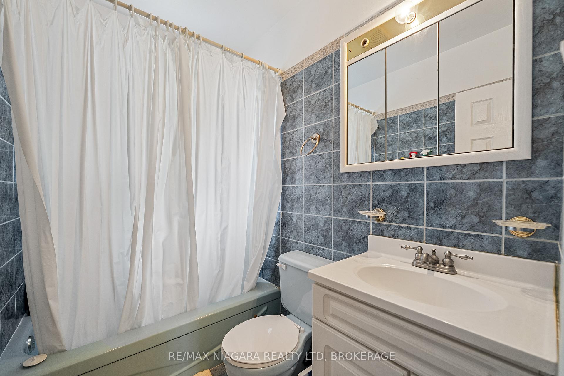 Photo 14 of 25 Burness Drive, St. Catharines, Secord Woods — HOMEH