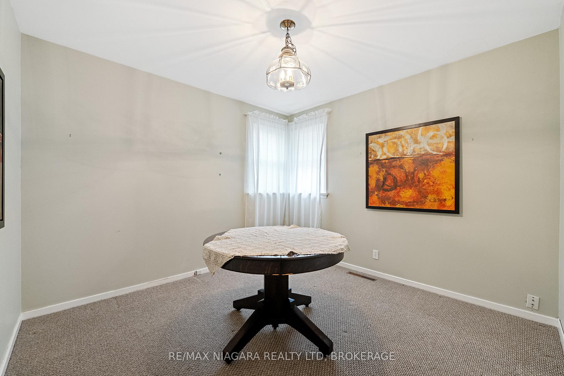 Photo 15 of 25 Burness Drive, St. Catharines, Secord Woods — HOMEH