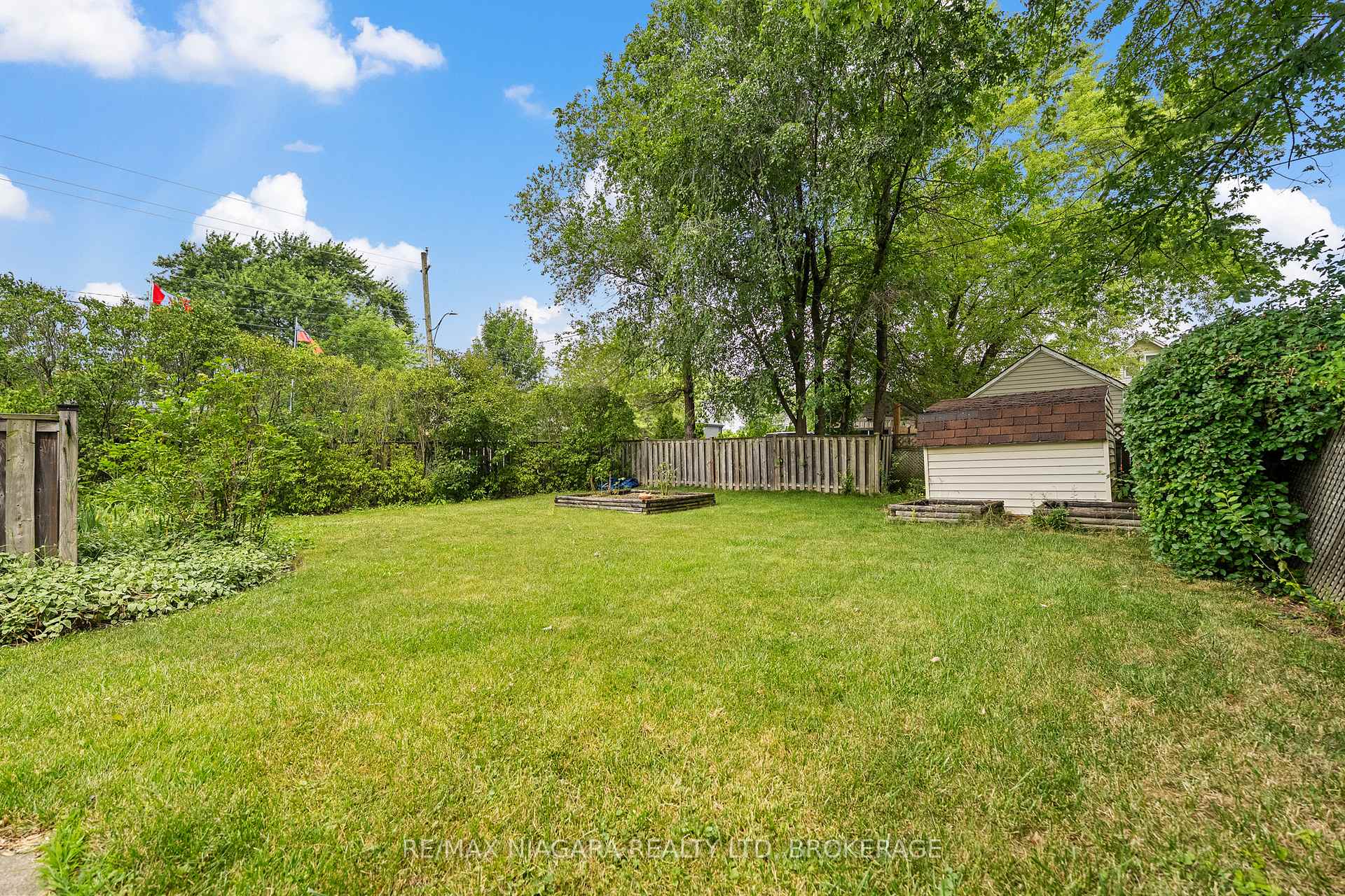 Photo 17 of 25 Burness Drive, St. Catharines, Secord Woods — HOMEH