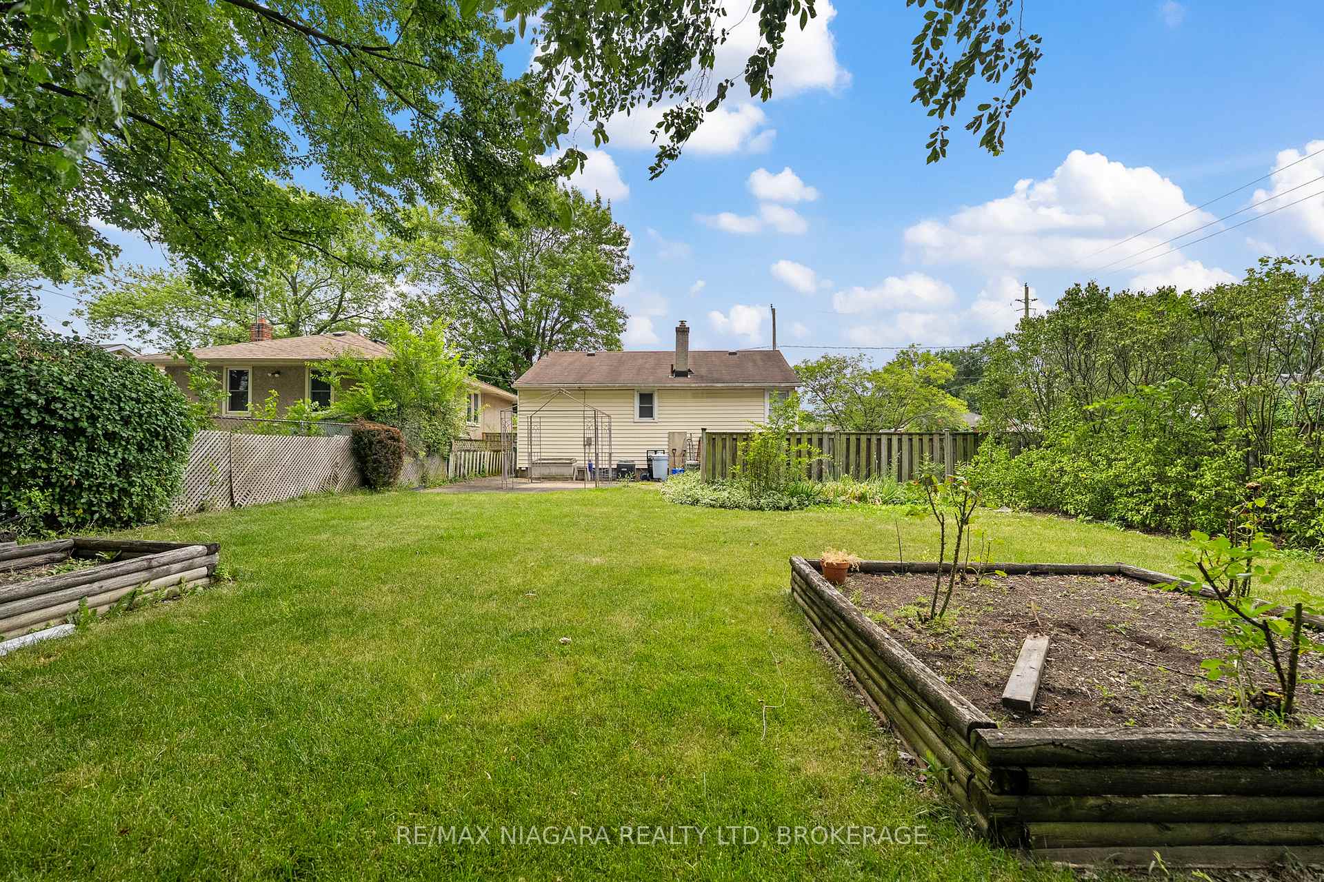 Photo 18 of 25 Burness Drive, St. Catharines, Secord Woods — HOMEH