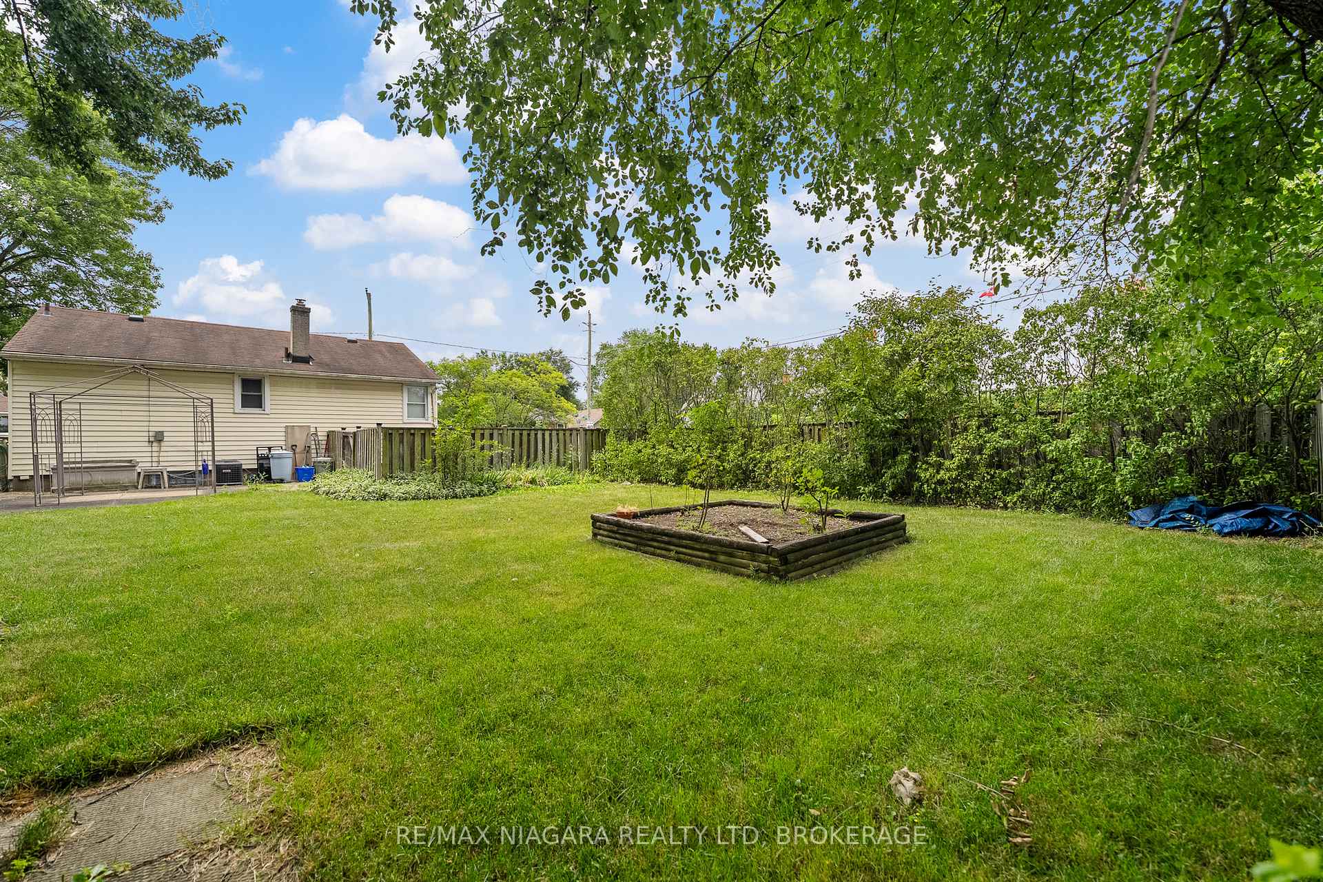 Photo 19 of 25 Burness Drive, St. Catharines, Secord Woods — HOMEH