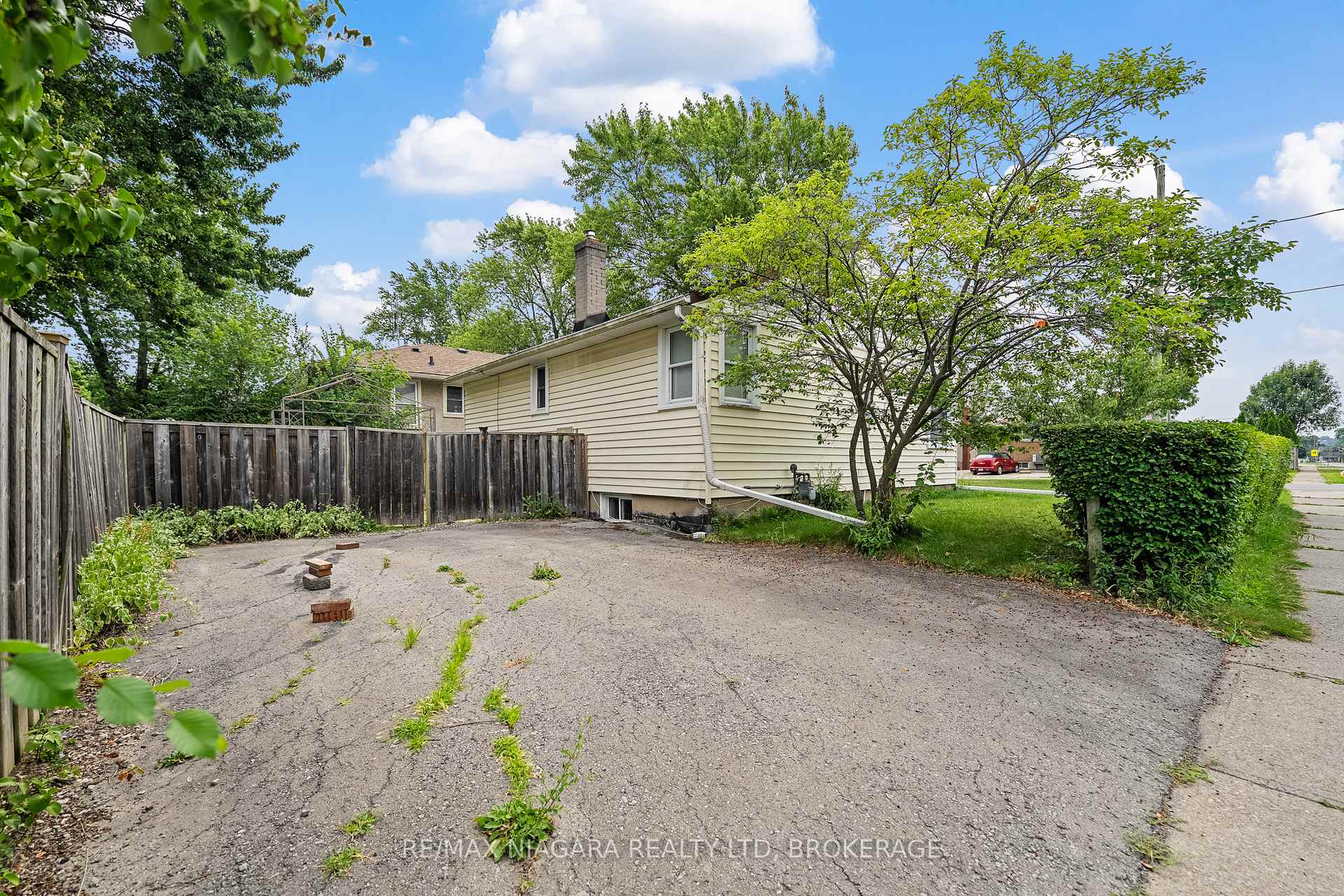 Photo 20 of 25 Burness Drive, St. Catharines, Secord Woods — HOMEH