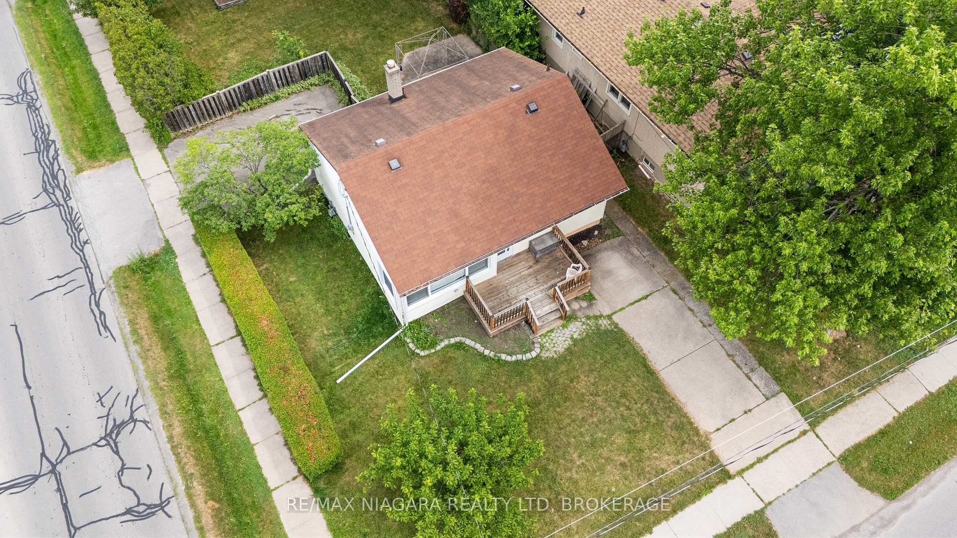 Photo 21 of 25 Burness Drive, St. Catharines, Secord Woods — HOMEH