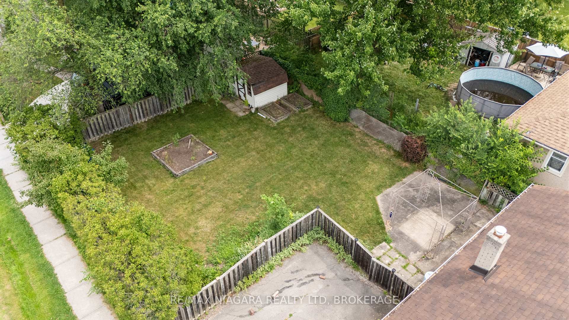 Photo 22 of 25 Burness Drive, St. Catharines, Secord Woods — HOMEH