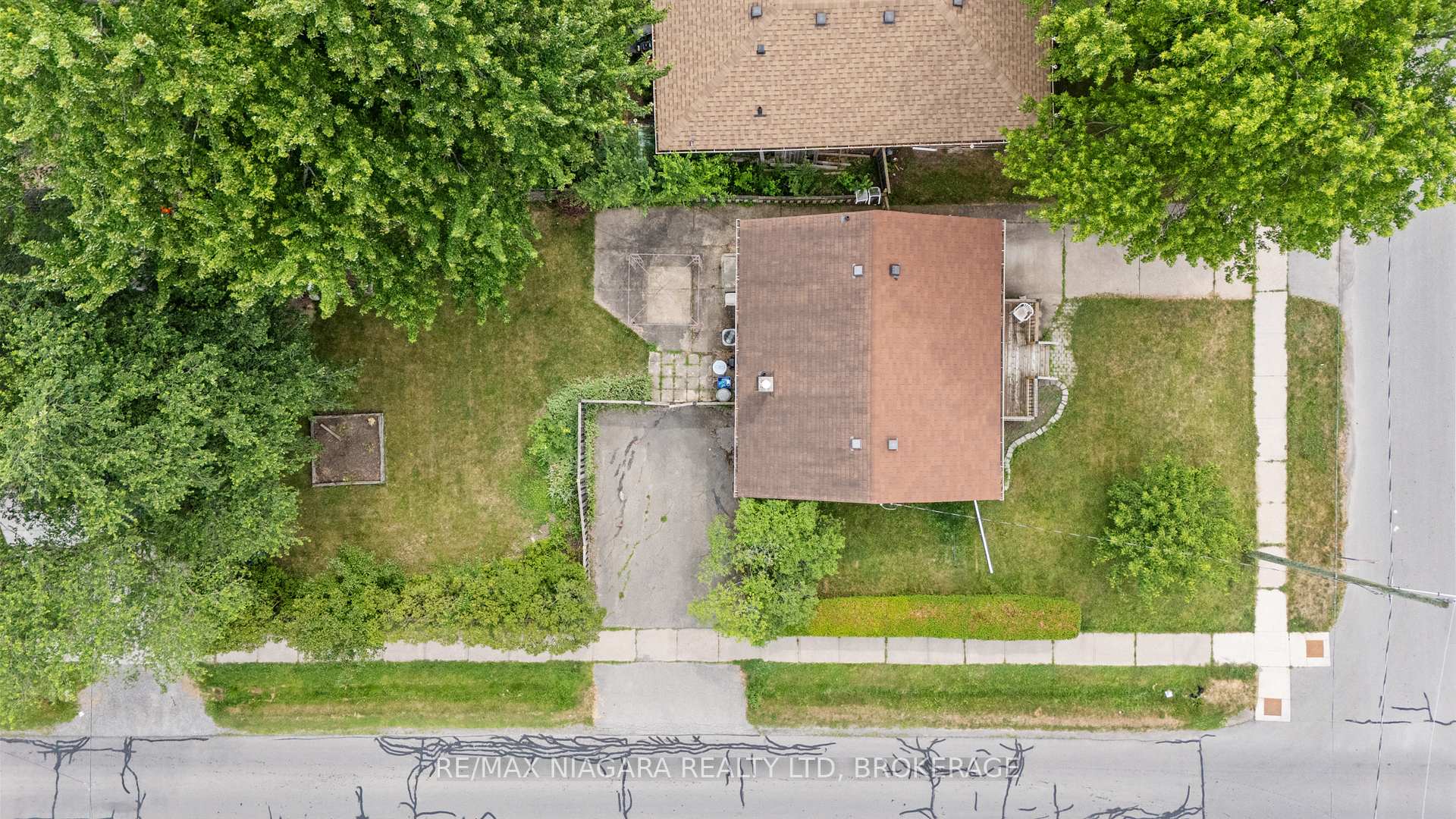 Photo 23 of 25 Burness Drive, St. Catharines, Secord Woods — HOMEH