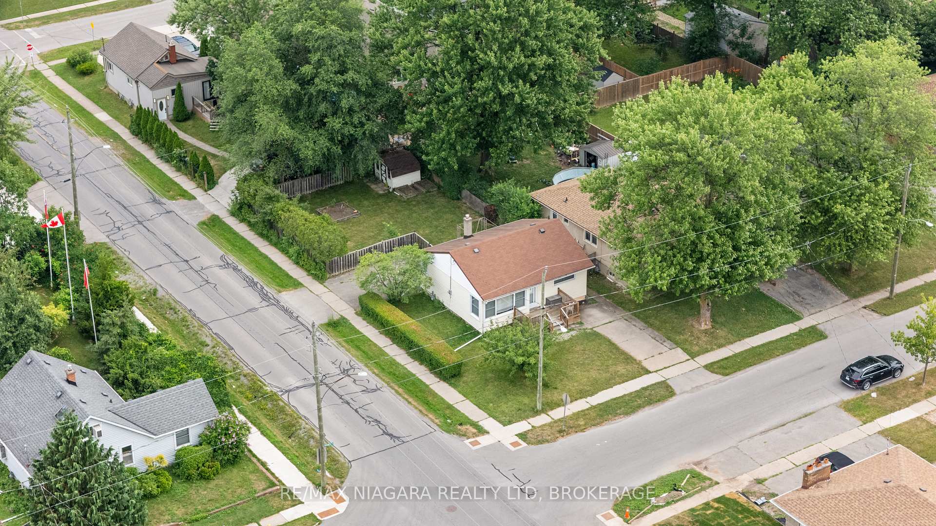 Photo 24 of 25 Burness Drive, St. Catharines, Secord Woods — HOMEH
